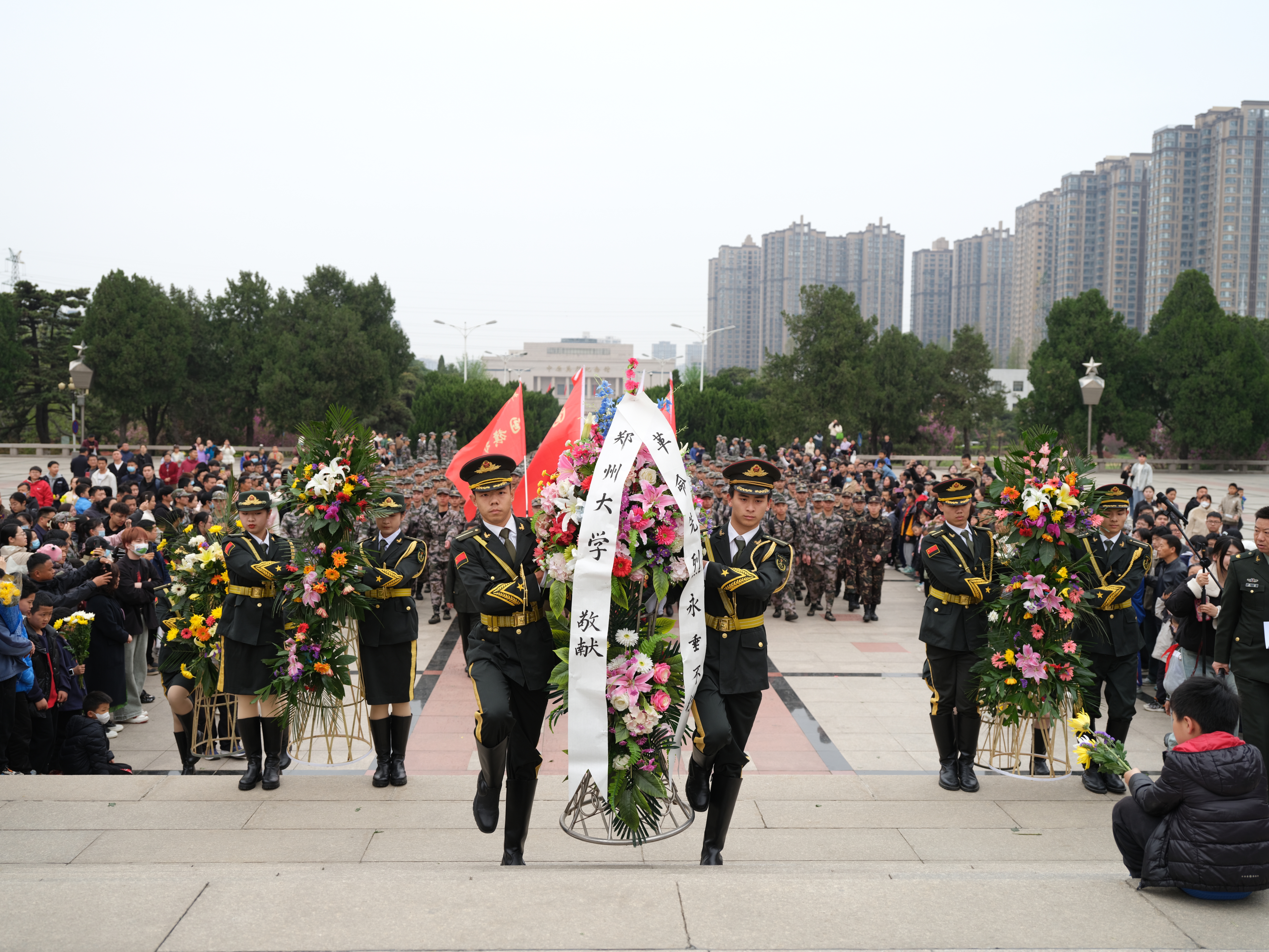 郑州大学国旗护卫队开展清明祭扫活动