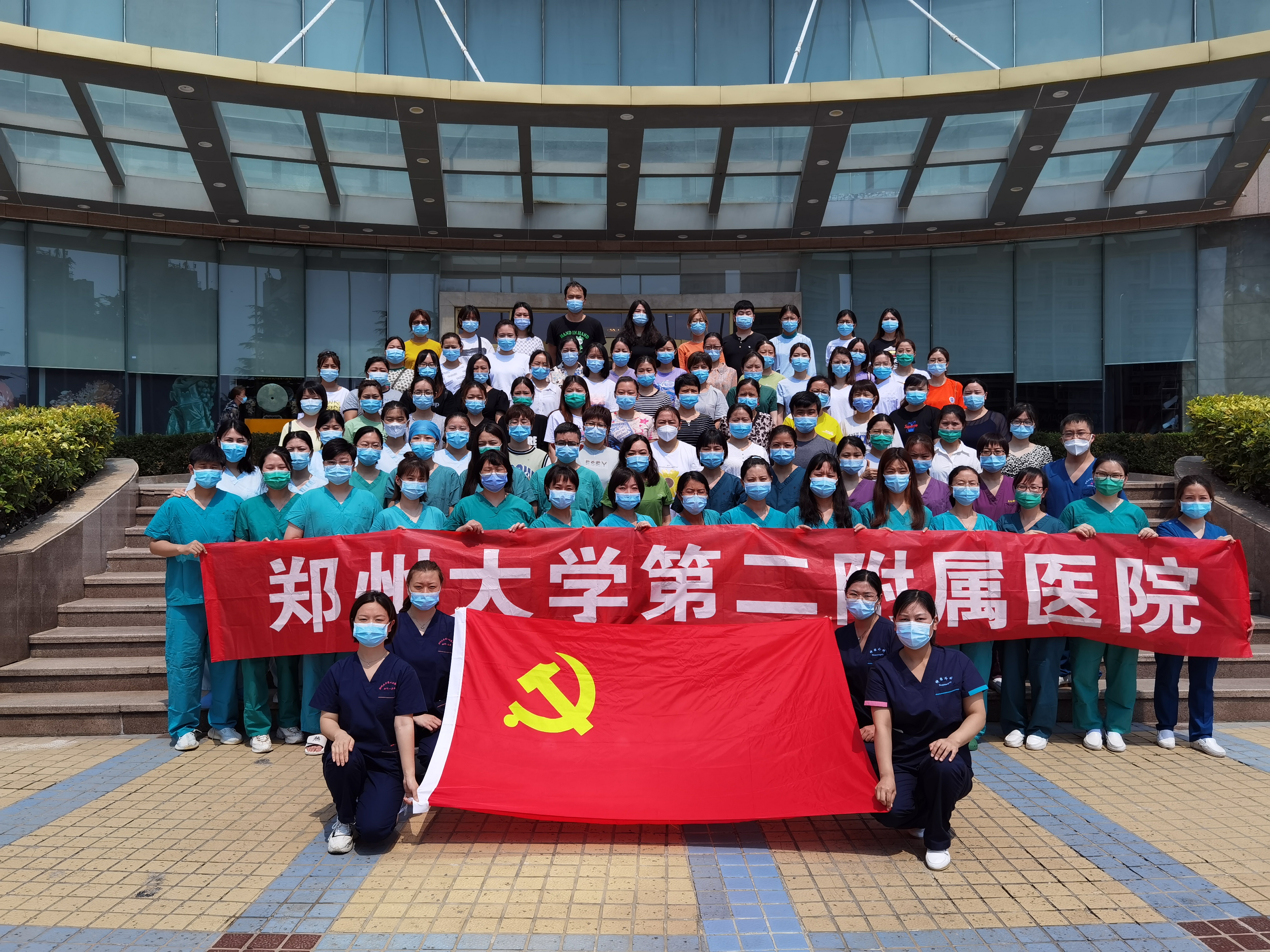 郑州大学第二附属医院300余名医护人员全力支援郑州市核酸检测工作