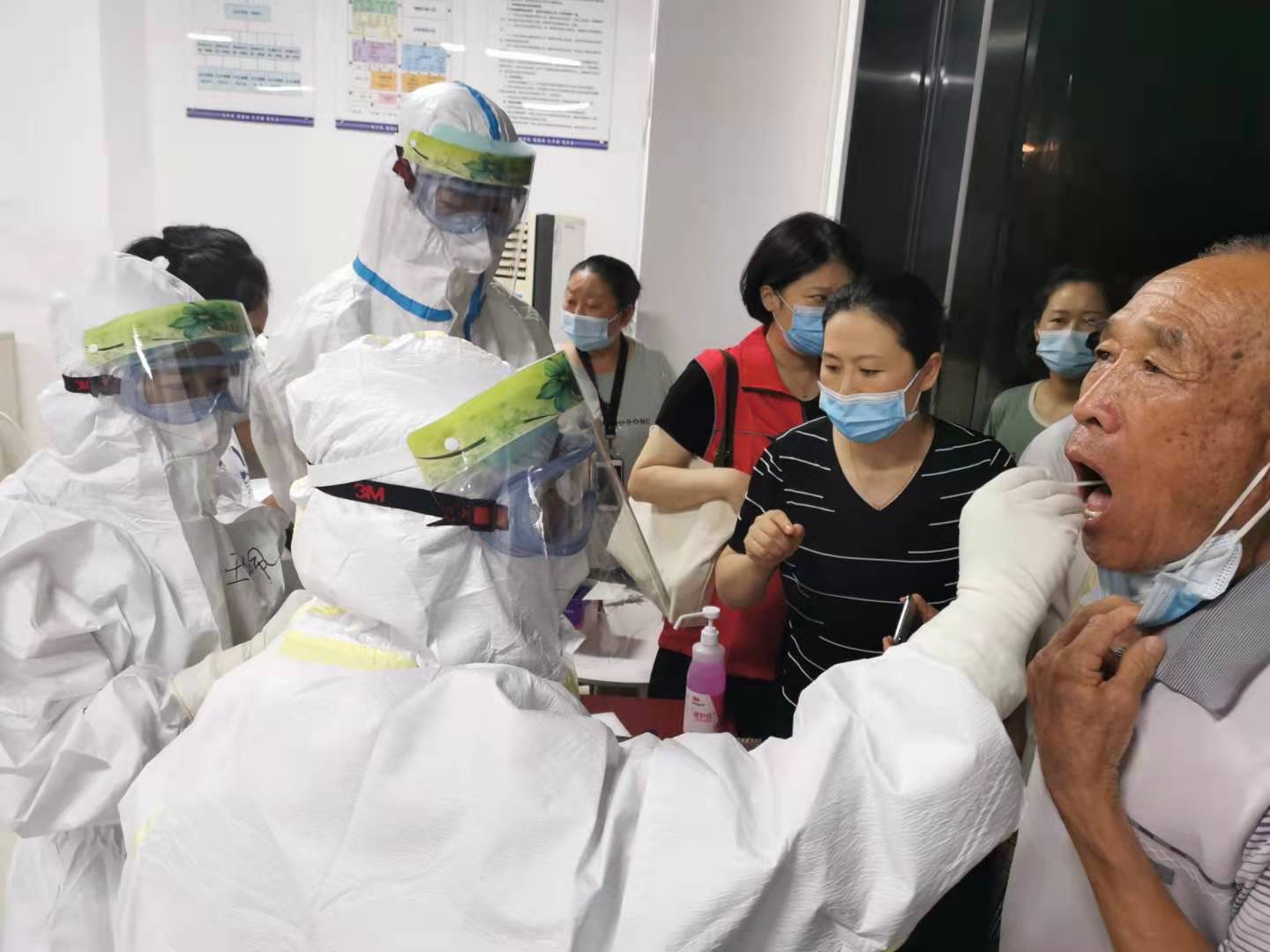 郑州大学附属医院1450名医务人员奔赴新冠病毒核酸筛查采样一线