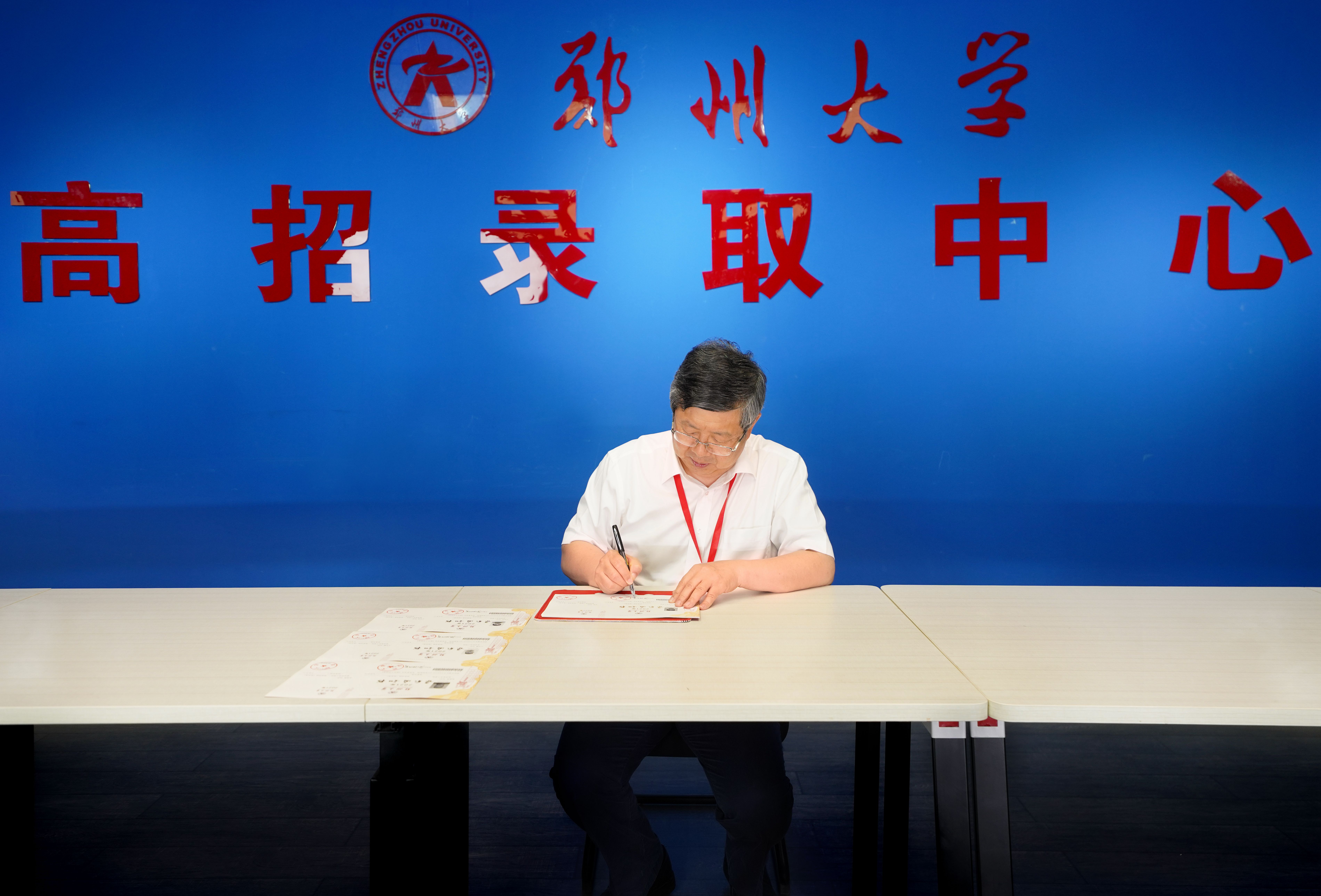 郑州大学举行2021年高招首批录取通知书现场签发仪式