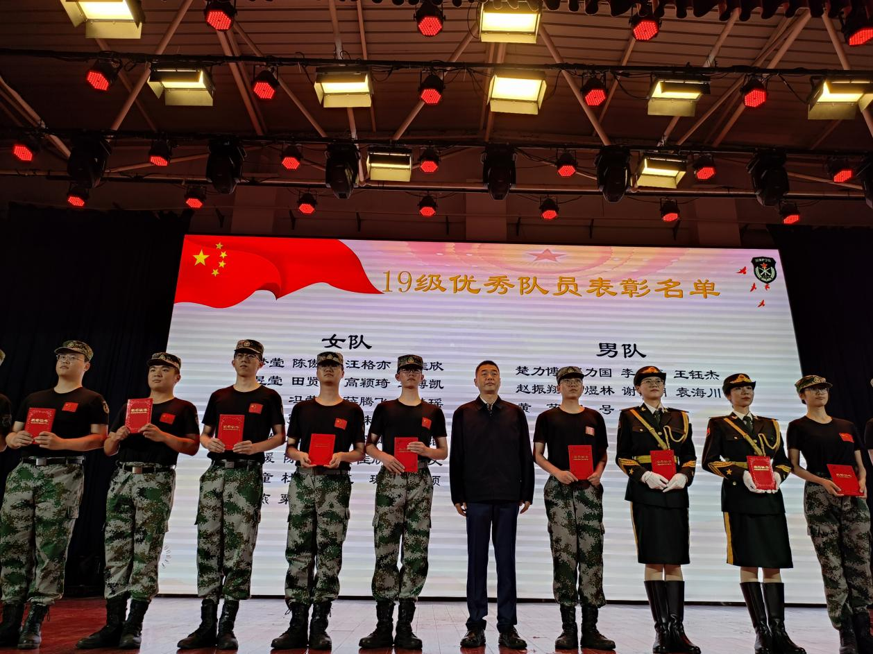 郑州大学举行国旗护卫队2019级队员退队仪式