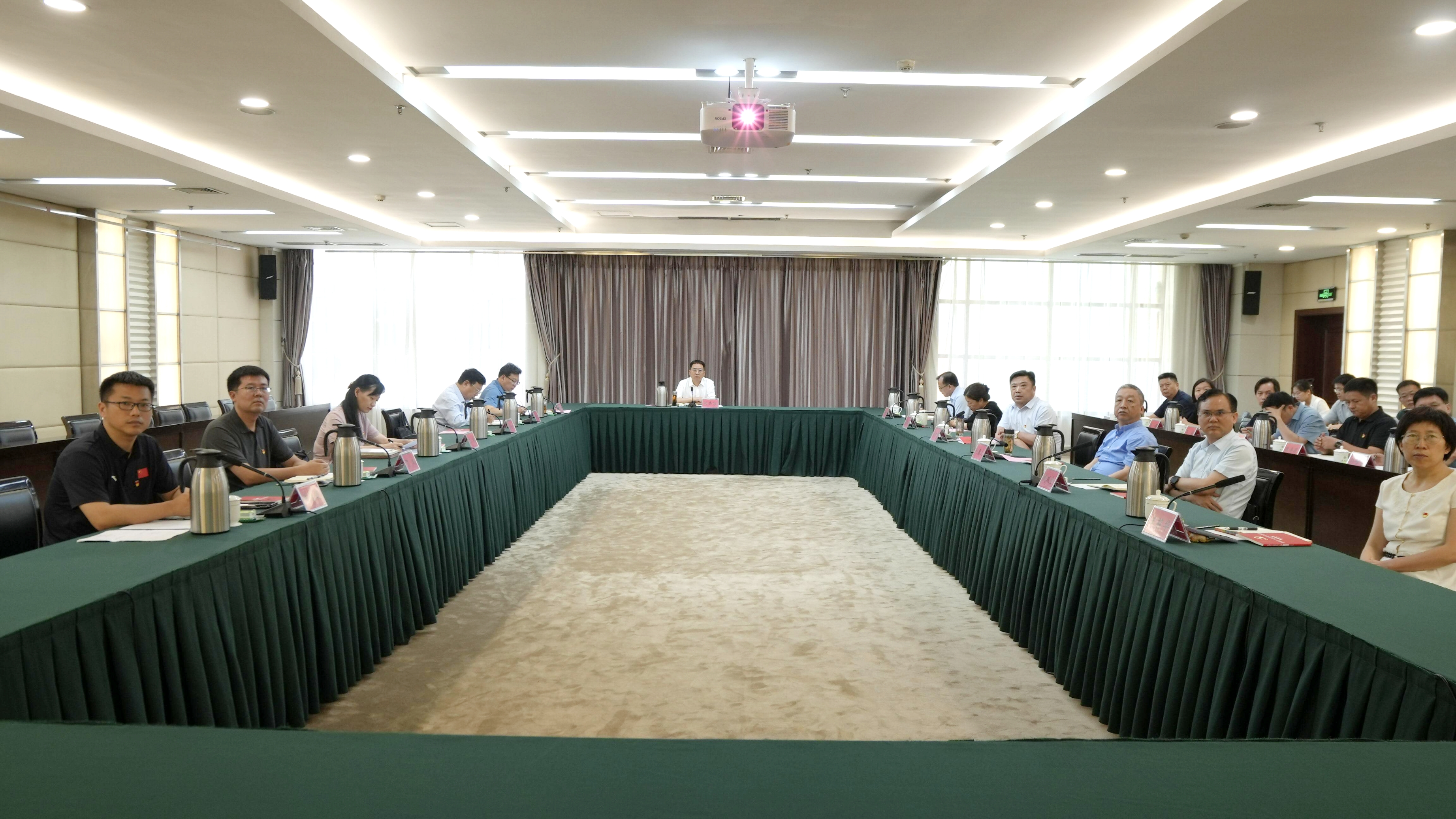 郑州大学党委理论学习中心组举行集体学习研讨