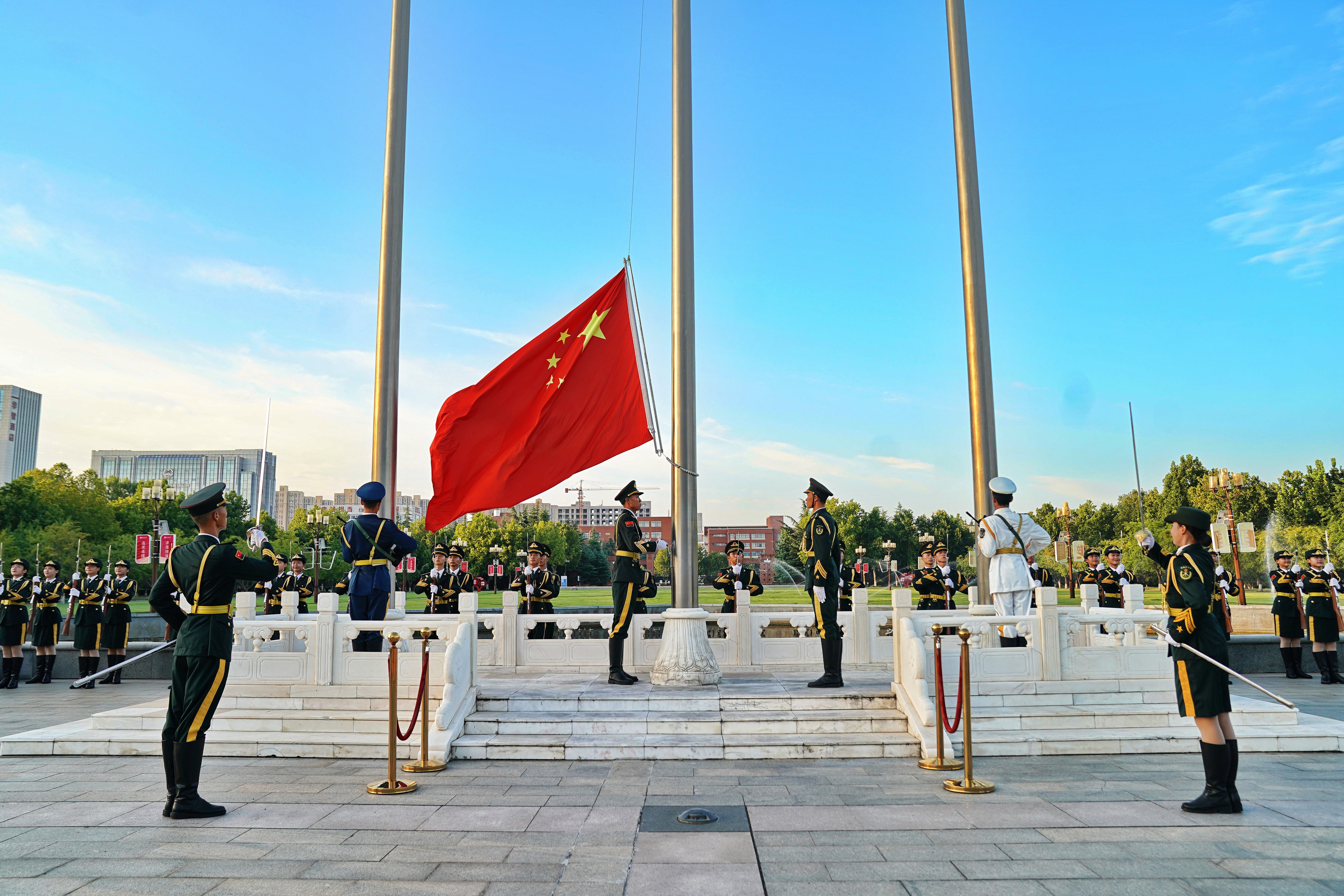 郑州大学举行新学期升国旗仪式