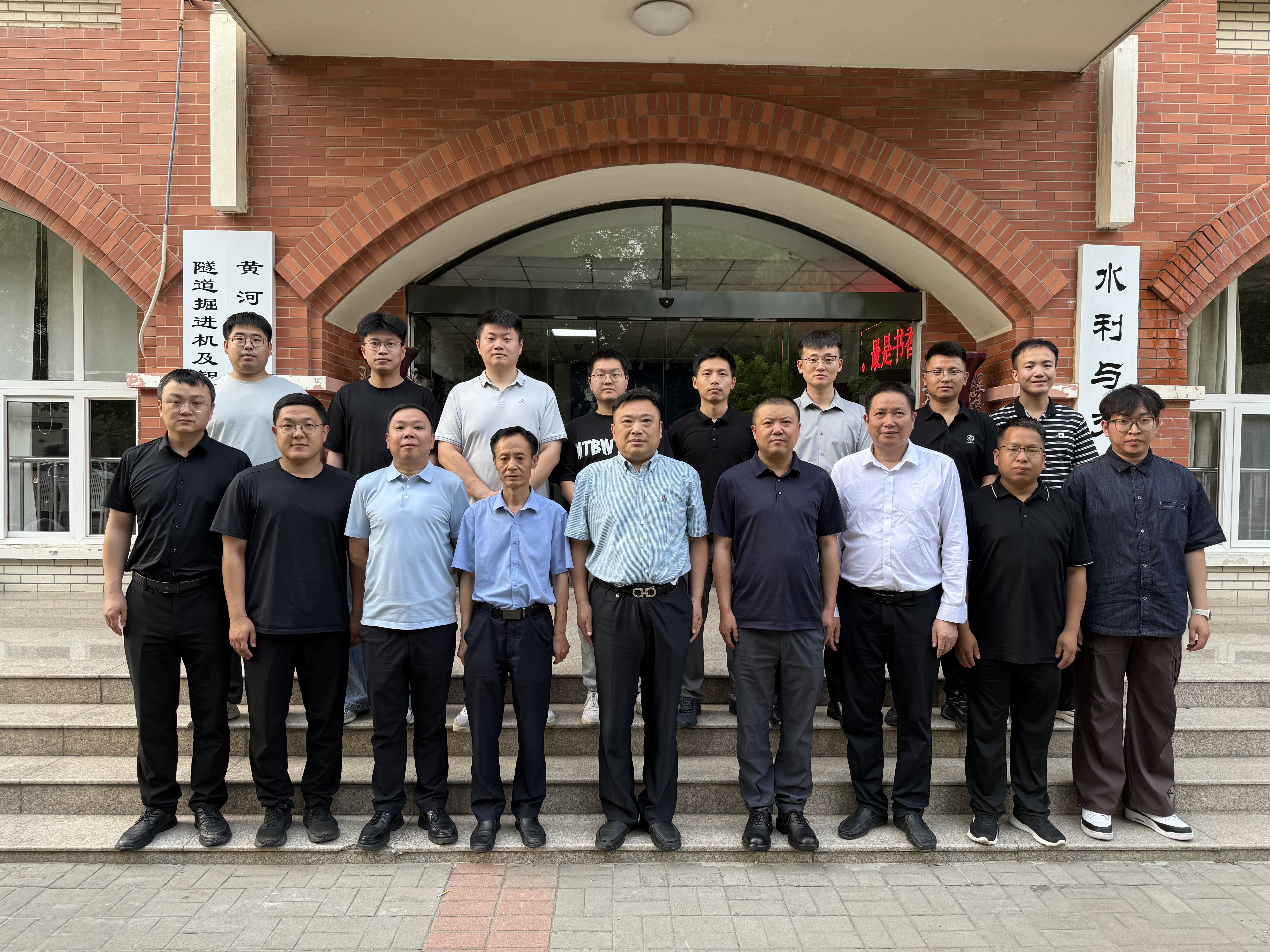 郑州大学与青龙管业集团股份有限公司举行校企合作座谈会