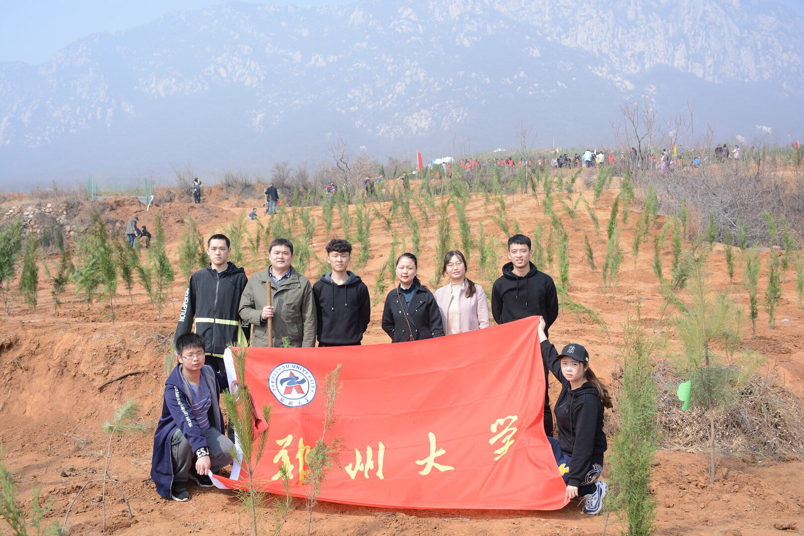 郑州大学志愿者参加省直文明单位植树活动（图）