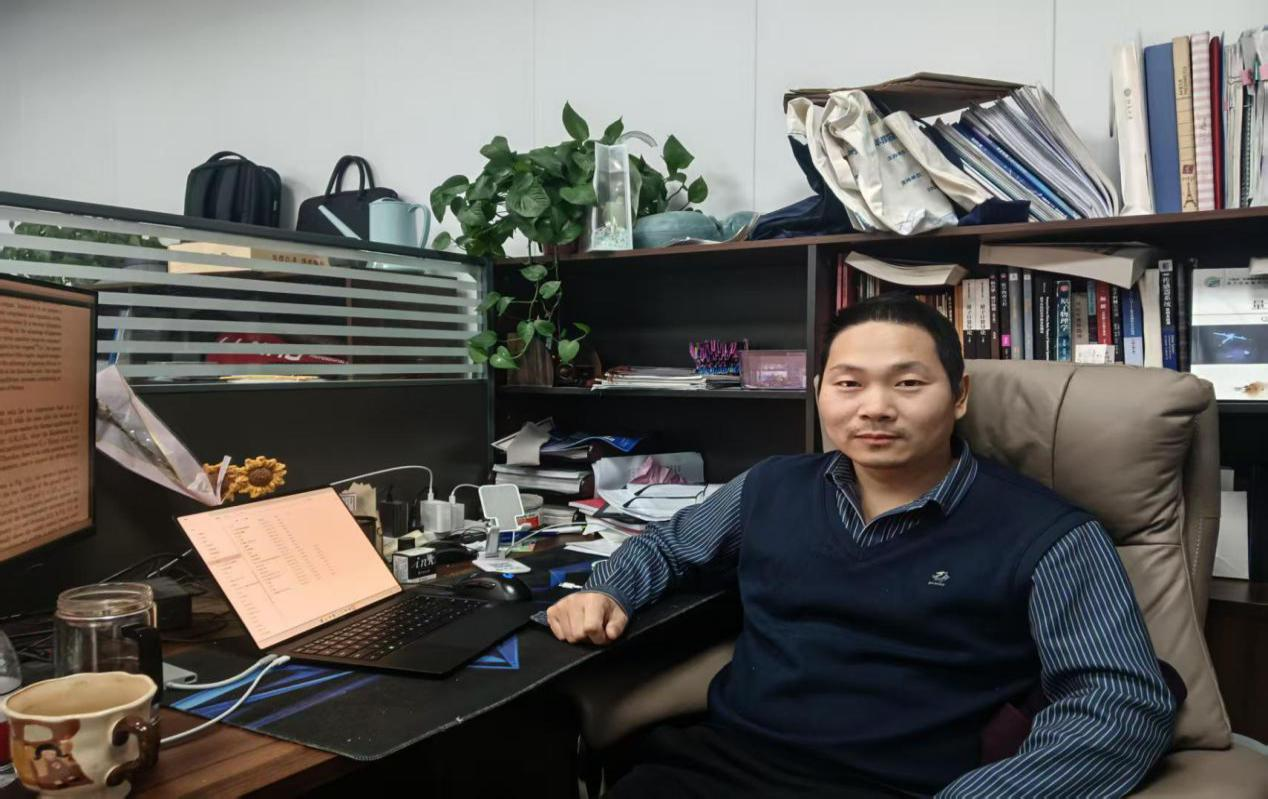 郑大故事：科研深耕量子领域，育人躬耕三尺台——记郑州大学2025年“十佳青年教师”闫磊磊