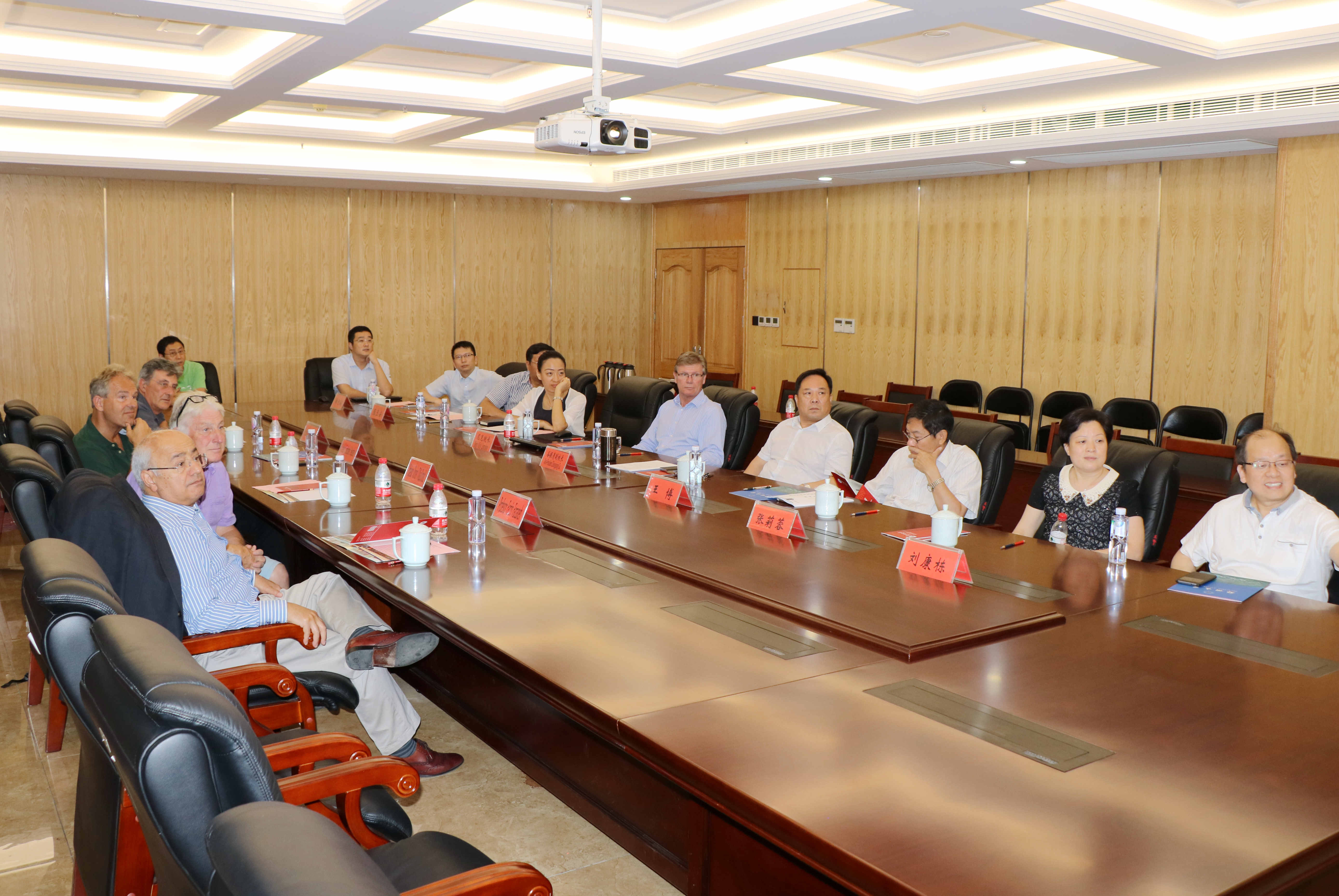 校领导会见来访外国专家