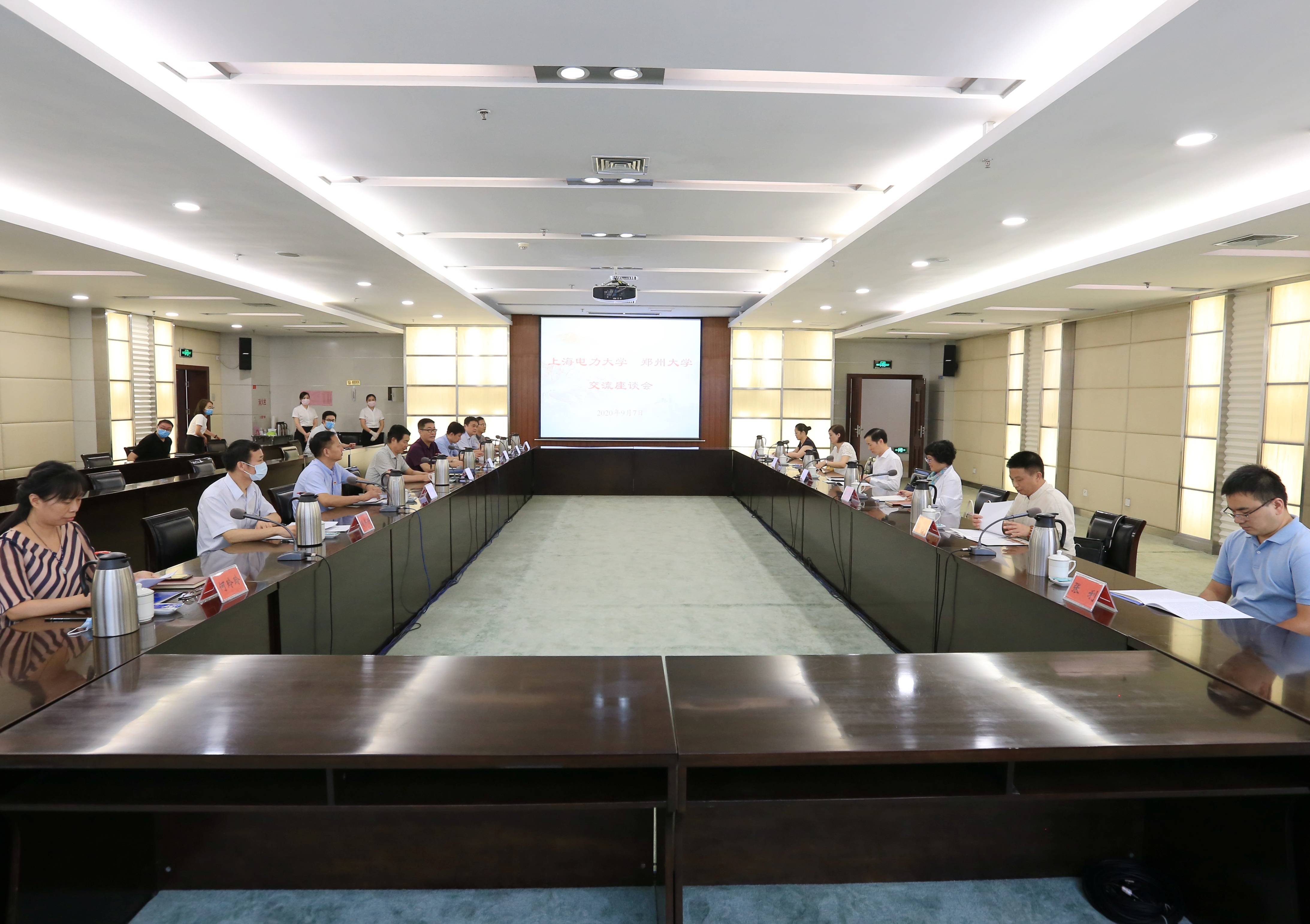 上海电力大学党委副书记翁培奋一行来校访问（图）