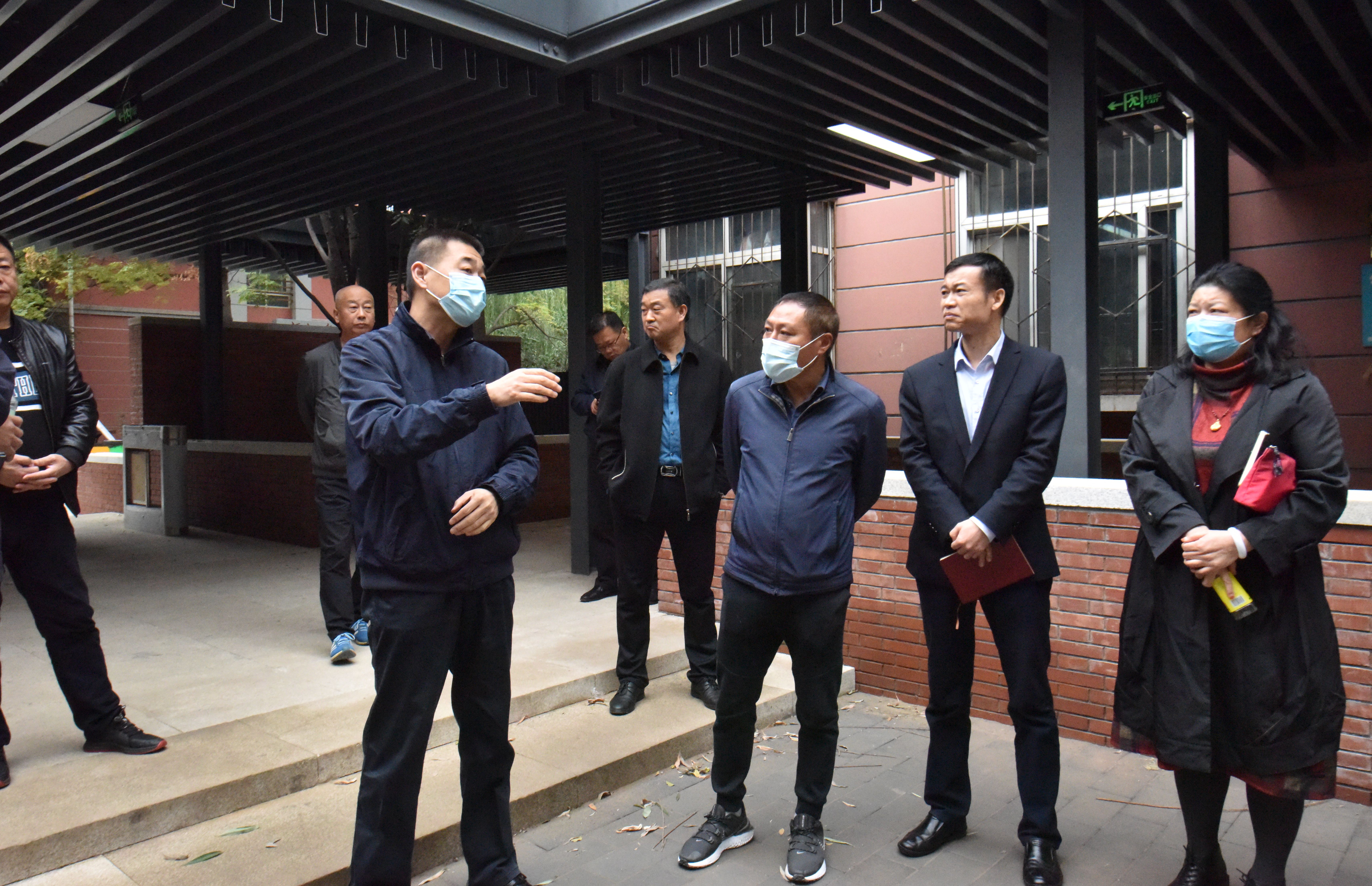 校领导在主校区调研书院制改革试点社区建设情况
