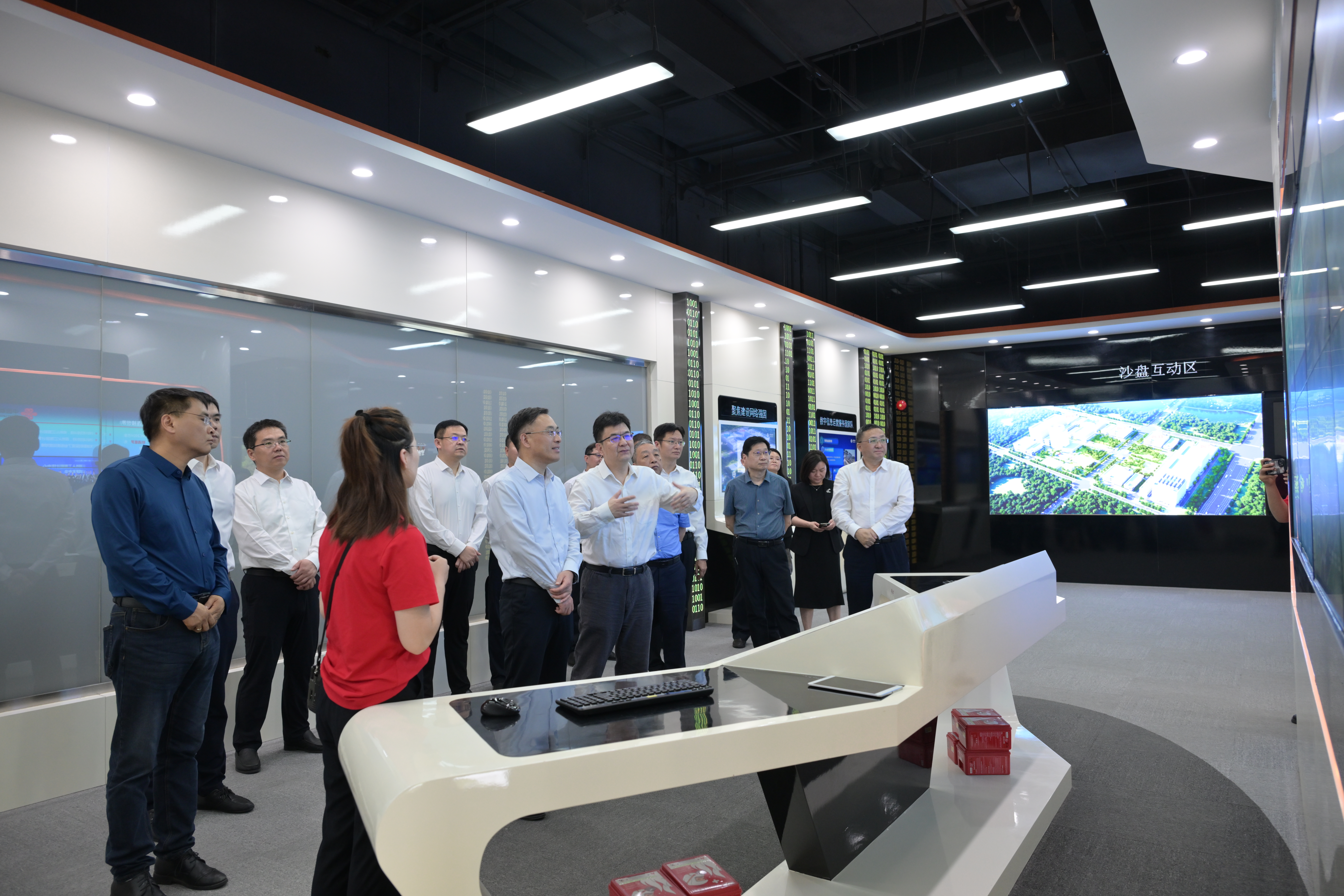 李成伟到联通中原数据基地调研座谈
