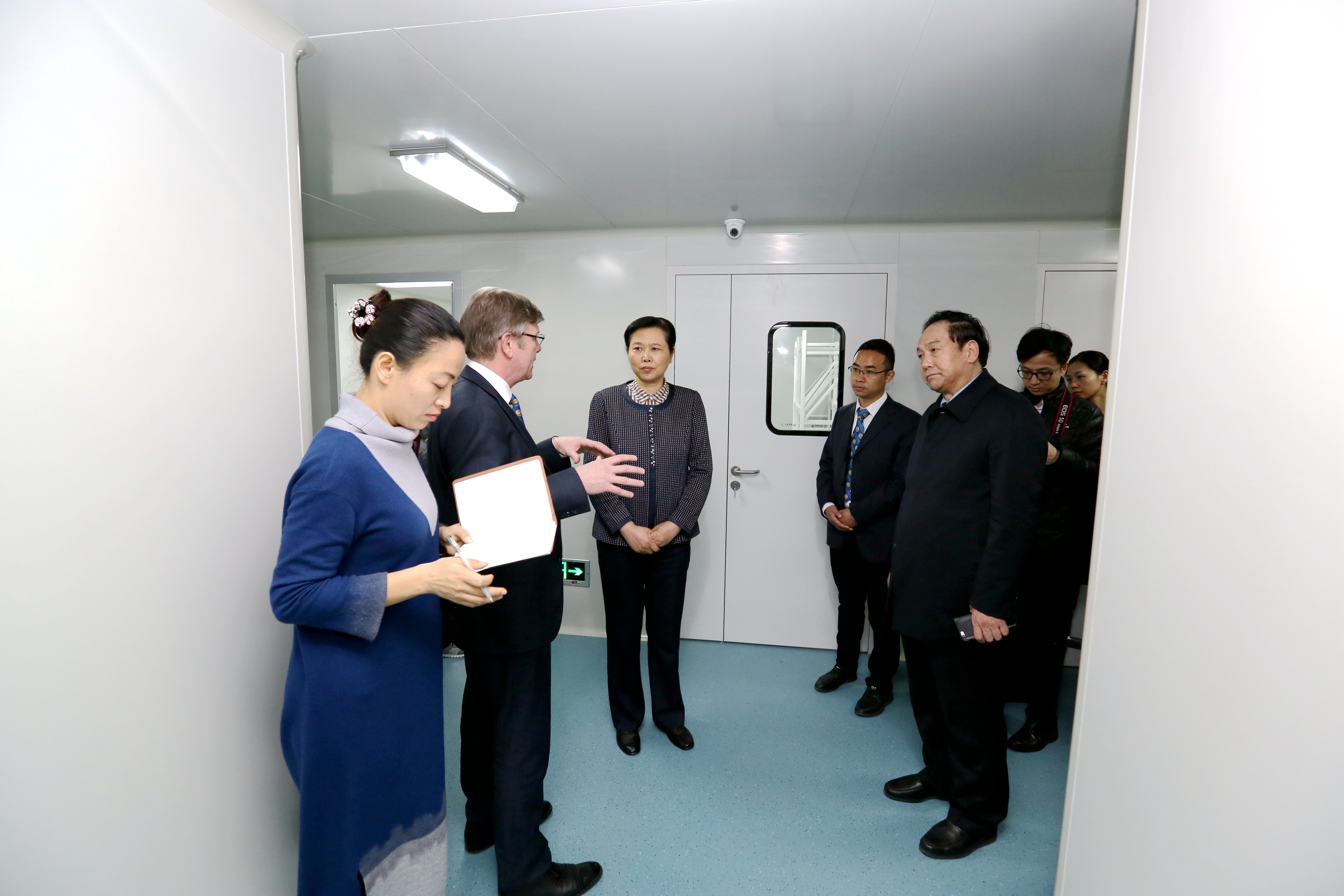 河南省副省长王艳玲来我校视察调研工作（图）