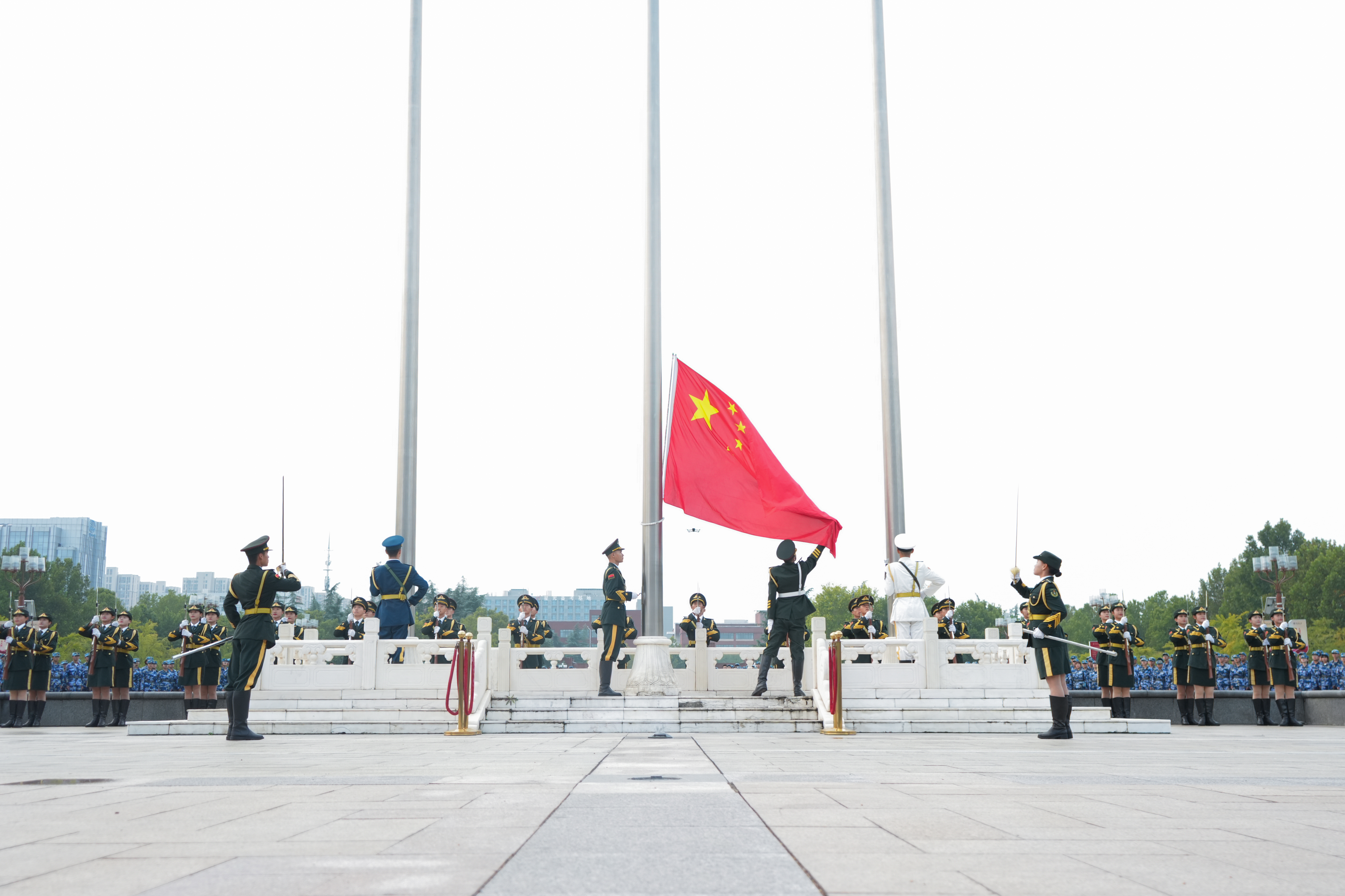 郑州大学举行喜迎新中国成立76周年暨“薪火相传守初心 青春奋进强国志”万人升国旗教育活动