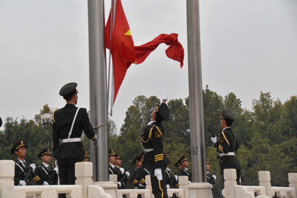 郑大故事：郑州大学国旗护卫队亮相“两会”——记郑州大学国旗护卫队（图）