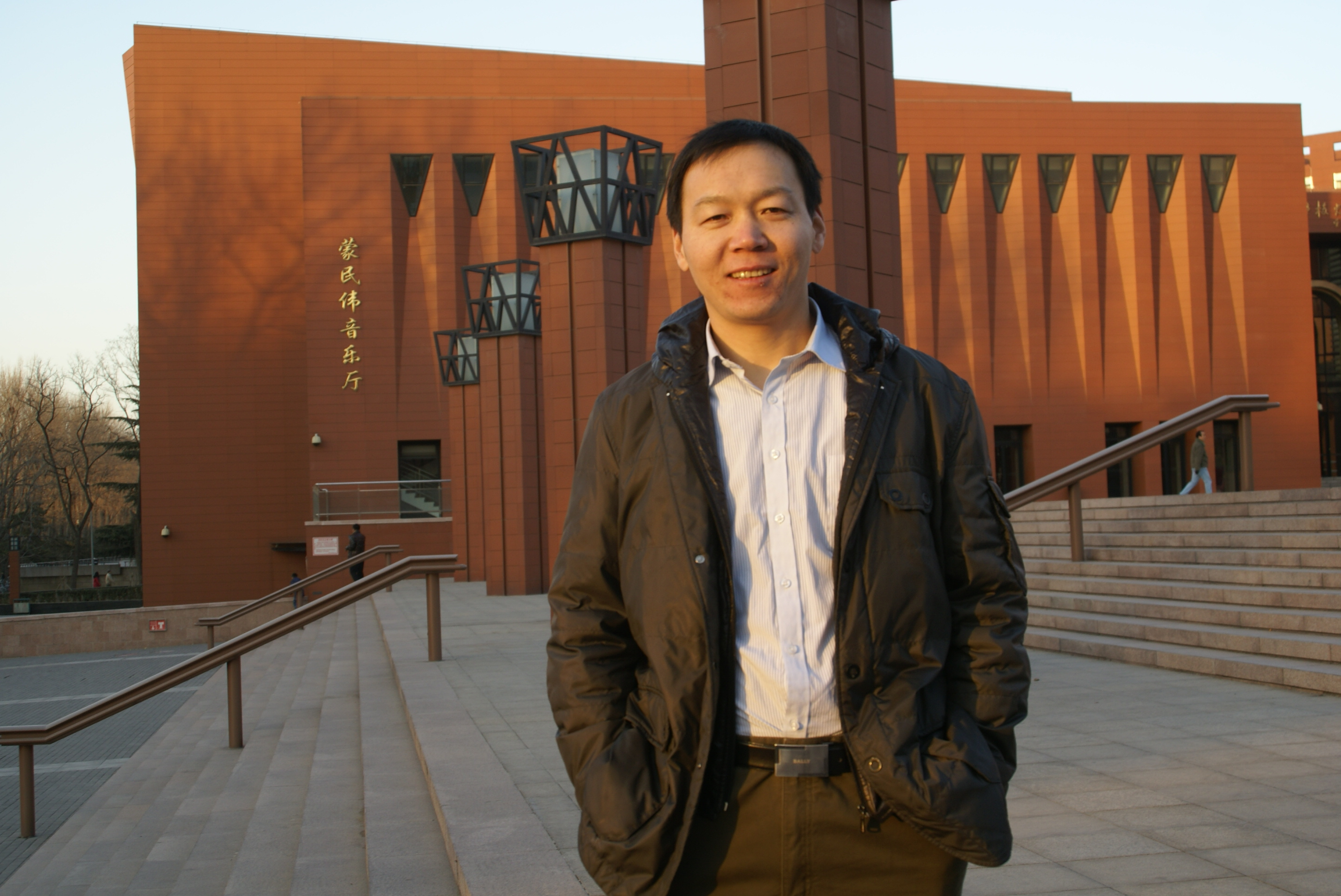 郑大故事：把教书育人的责任当作使命——记郑州大学“三育人”先进个人商学院井辉老师