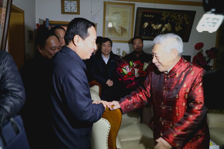 省委常委、统战部部长孙守刚看望慰问一附院张效房教授（图）