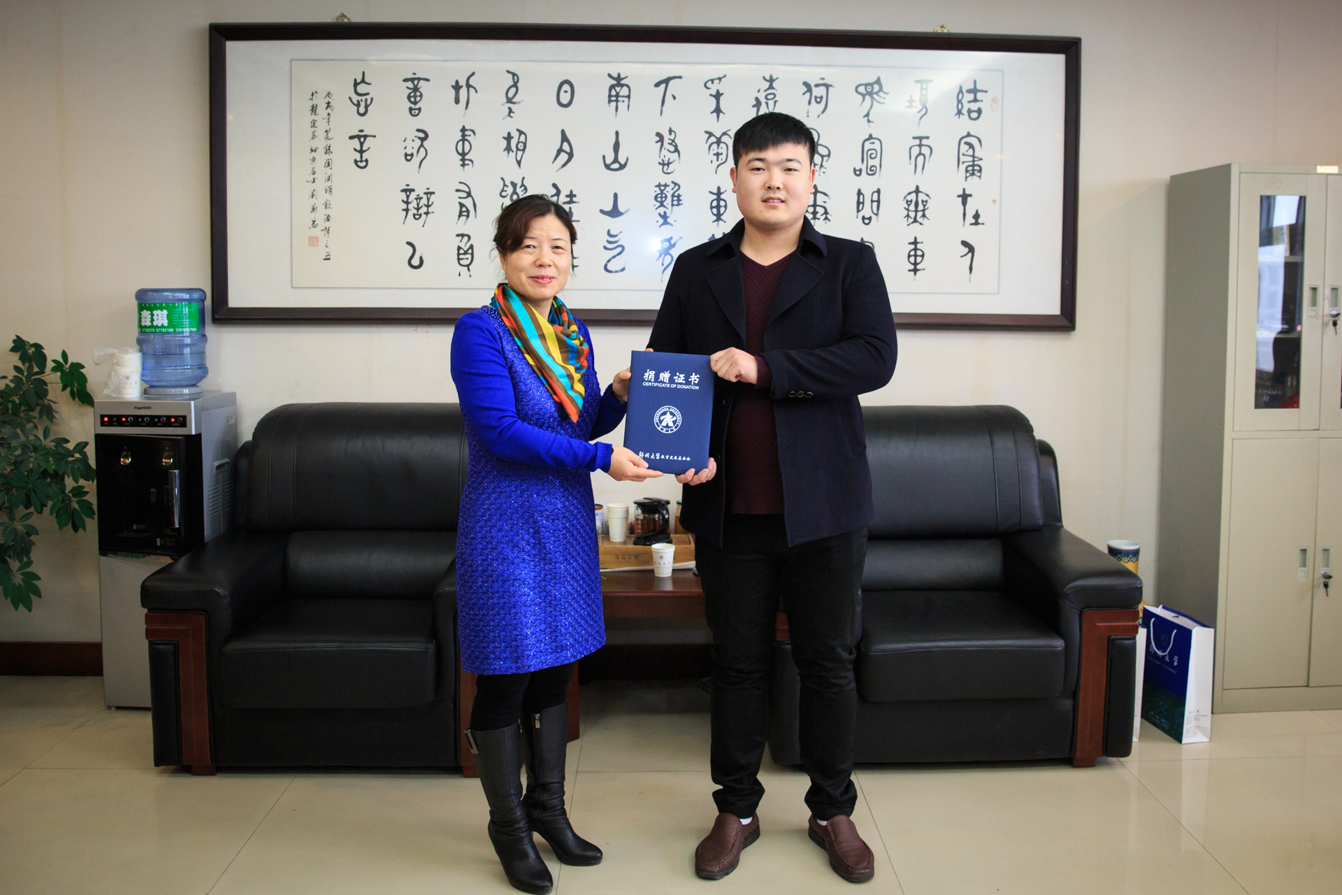 我校2012级在校生王硕向母校捐赠盆景树