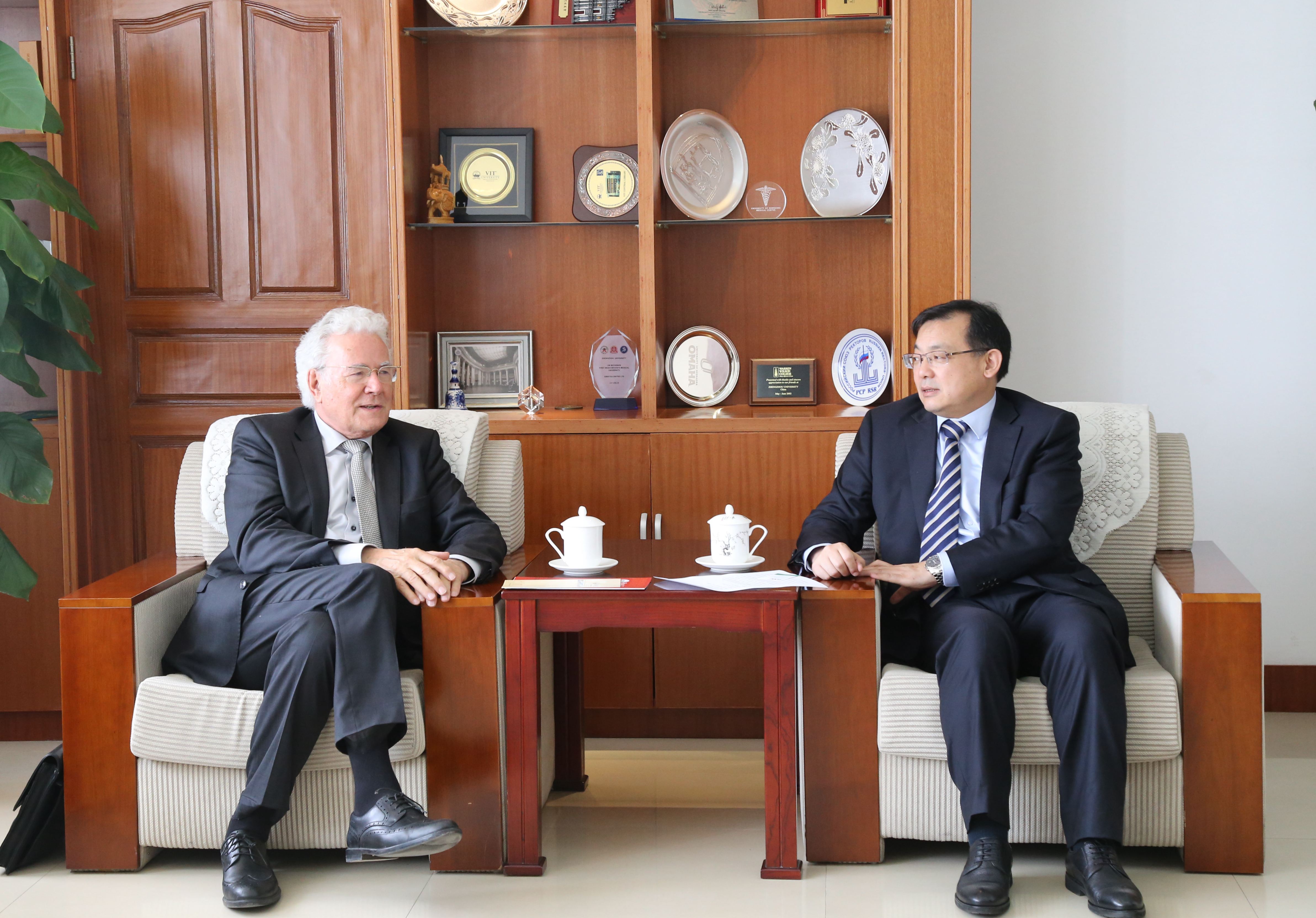 国际水环保领域资深专家马克思﹒多曼教授访问我校（图）