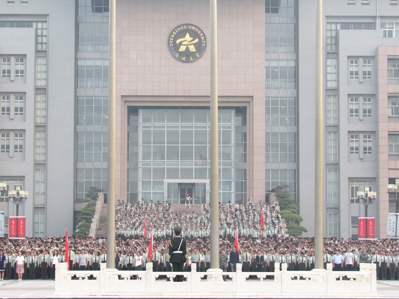 郑州大学举行新生升国旗仪式（图）