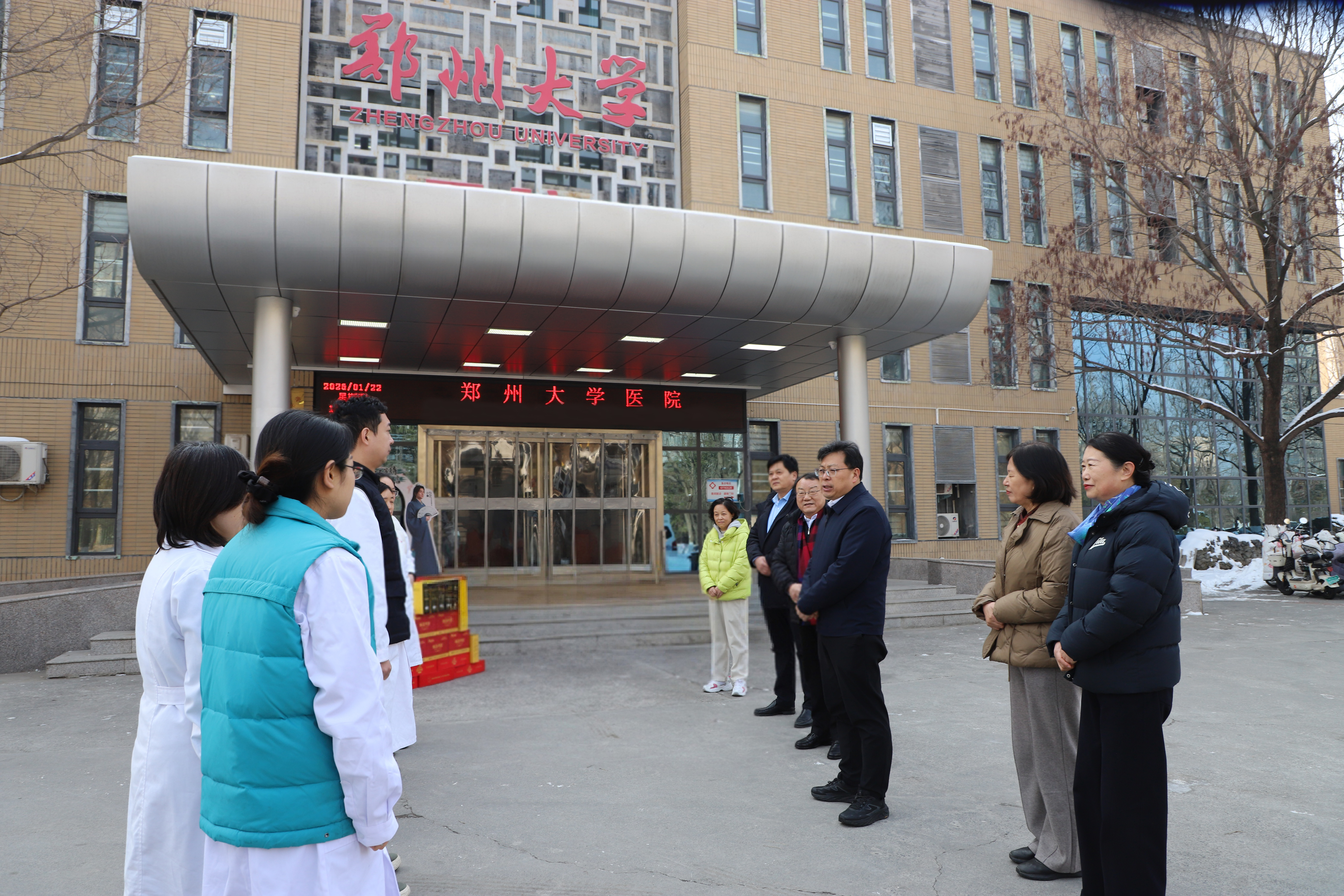 王利国带队慰问一线教职工