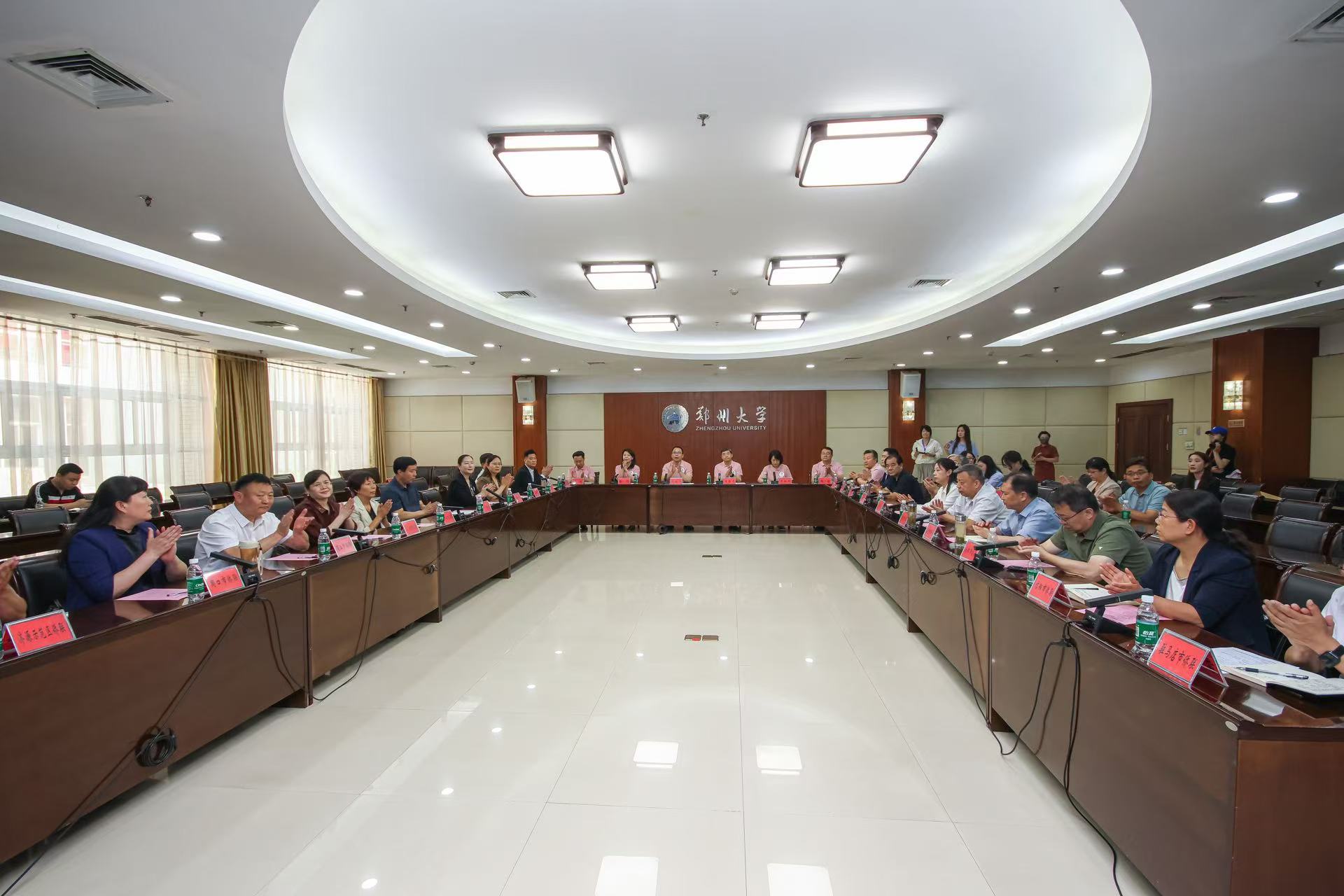 2025“亲情中华·童心欢畅”六一主题营在郑州大学开营