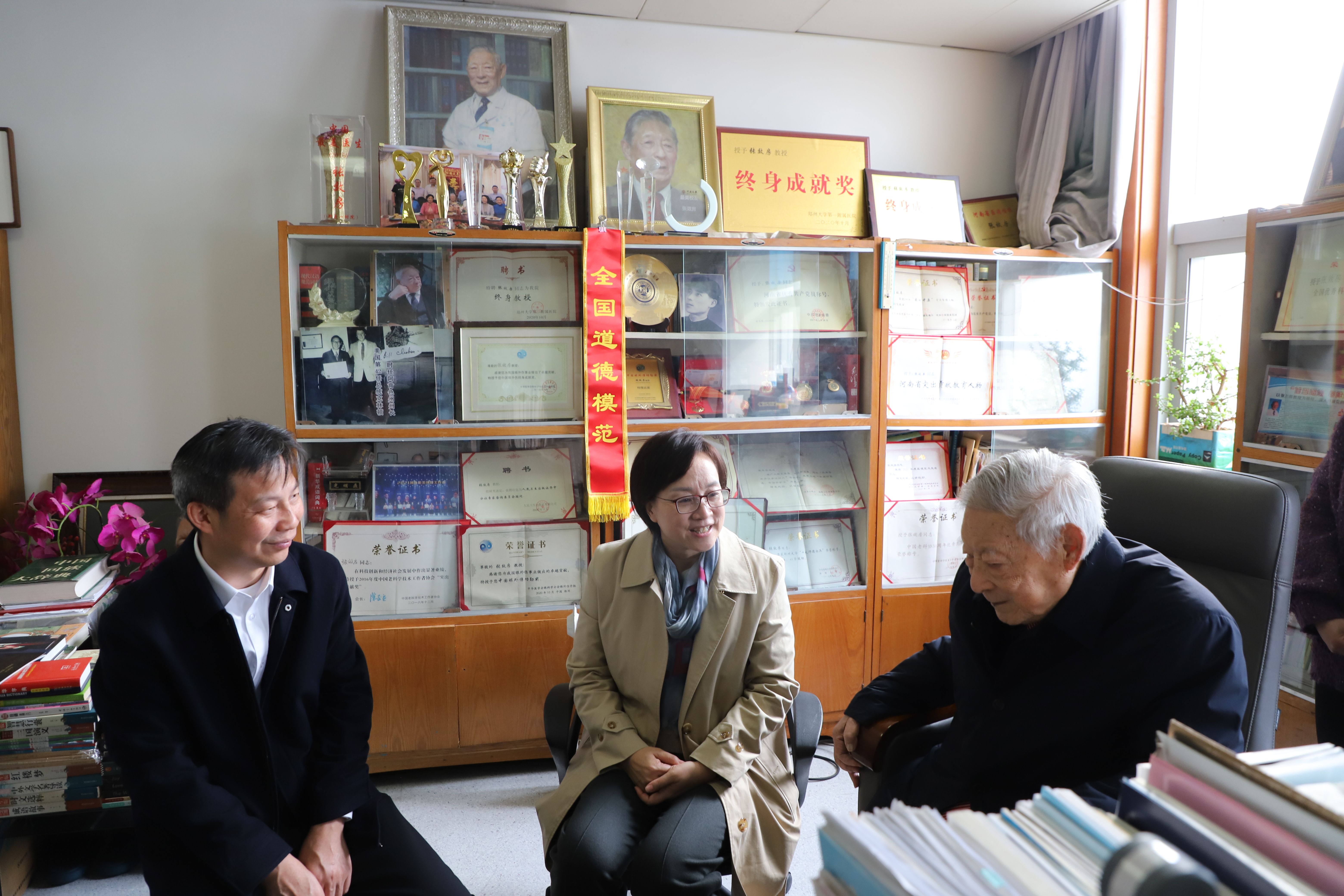 李蓬看望慰问106岁全国道德模范张效房教授