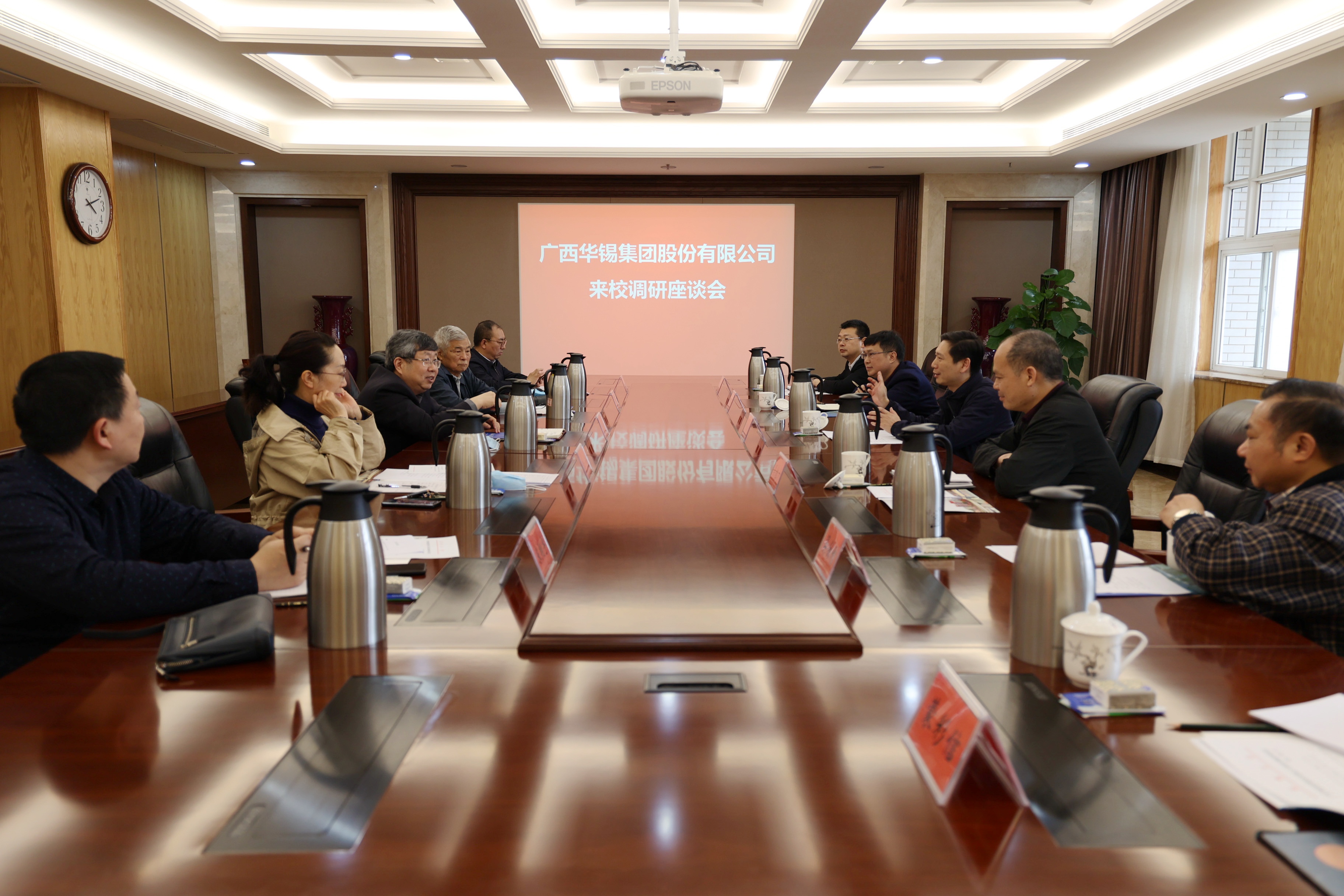广西华锡集团股份有限公司党委书记、董事长尹鸿翔一行来校访问交流