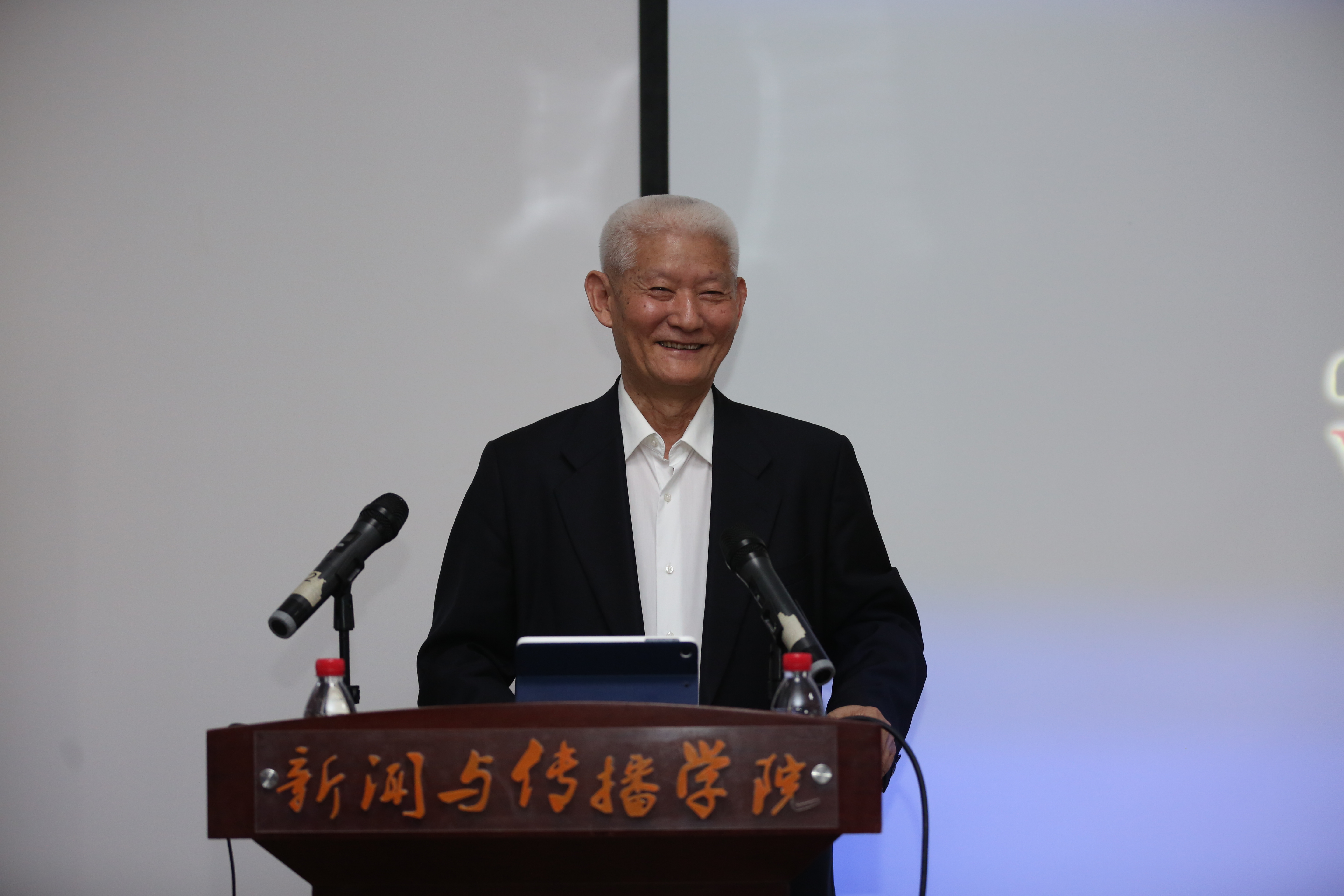 南振中先生与我校师生谈“‘研究性阅读’的着力点”（图）