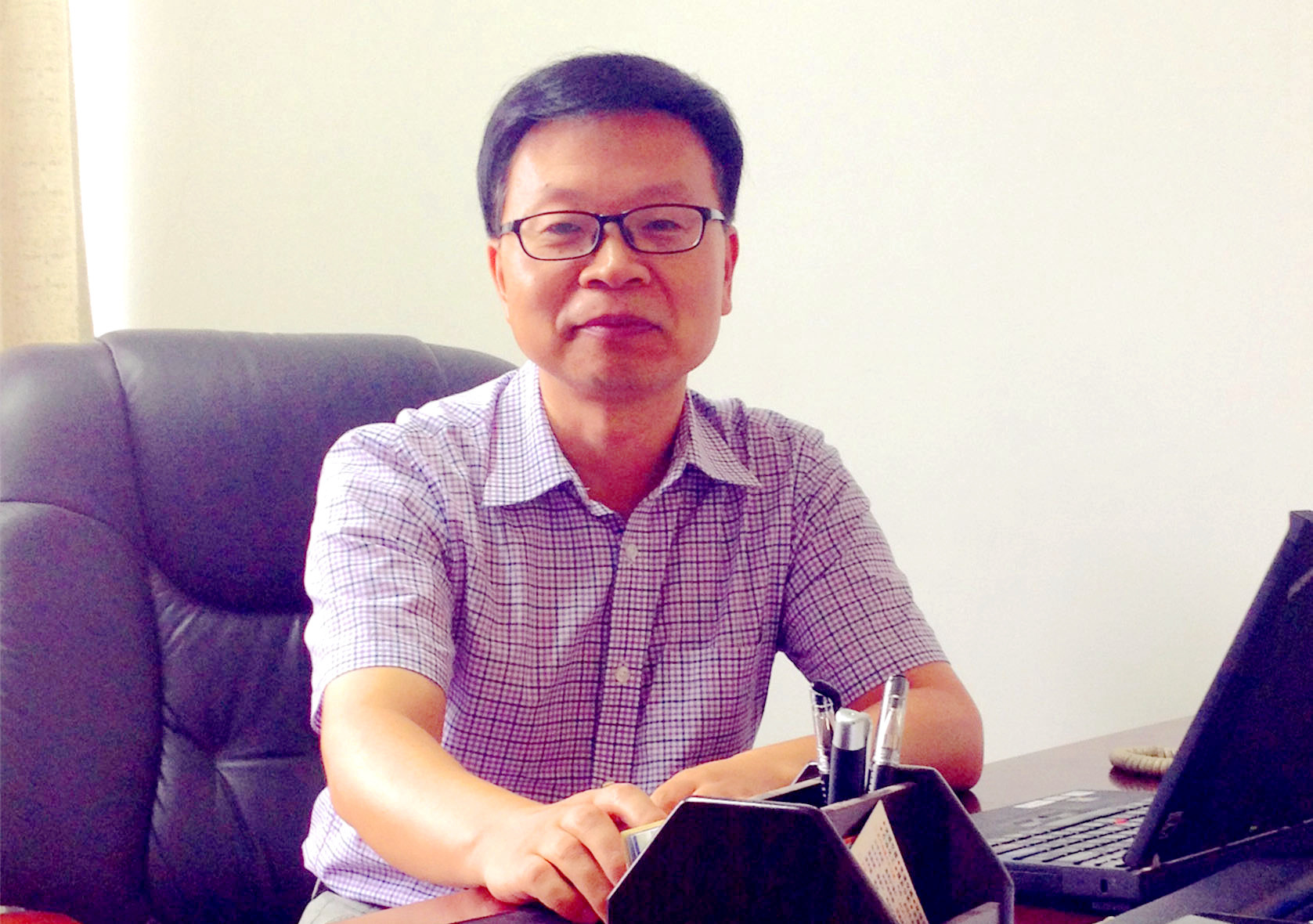 郑大故事：勇挑重担 甘于奉献——记郑州大学2016年度“十大师德标兵”化学与分子工程学院侯红卫教授