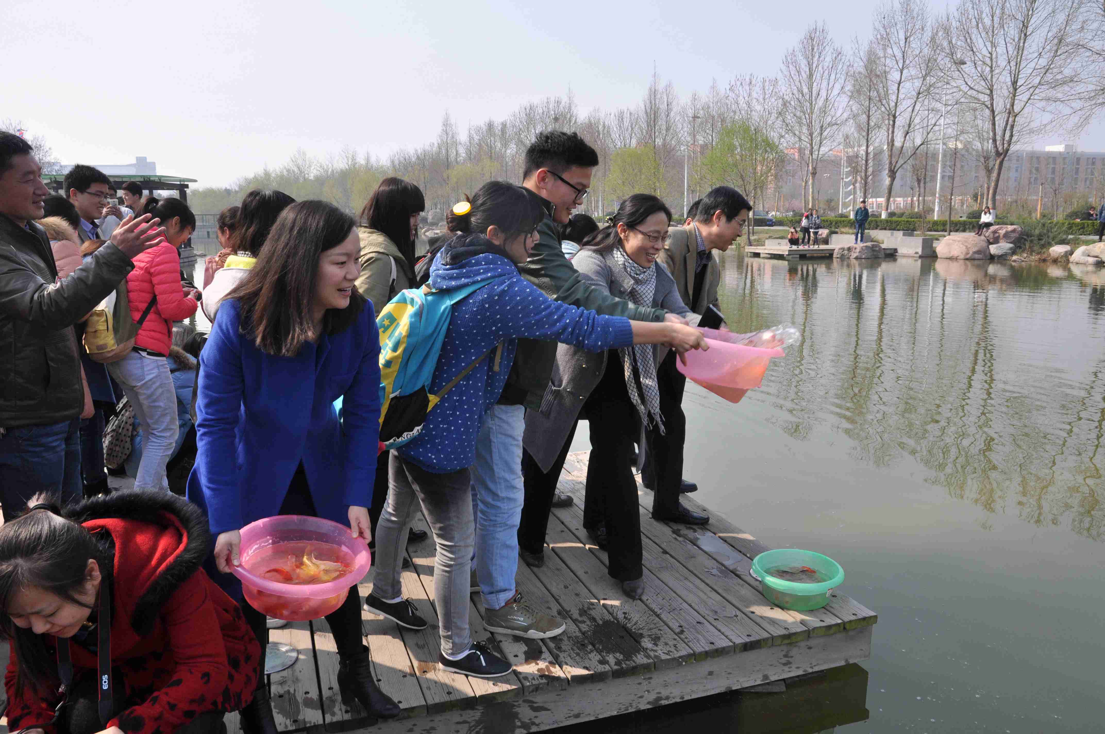 郑州大学后勤集团在新校区水面景观带投放观赏鱼苗