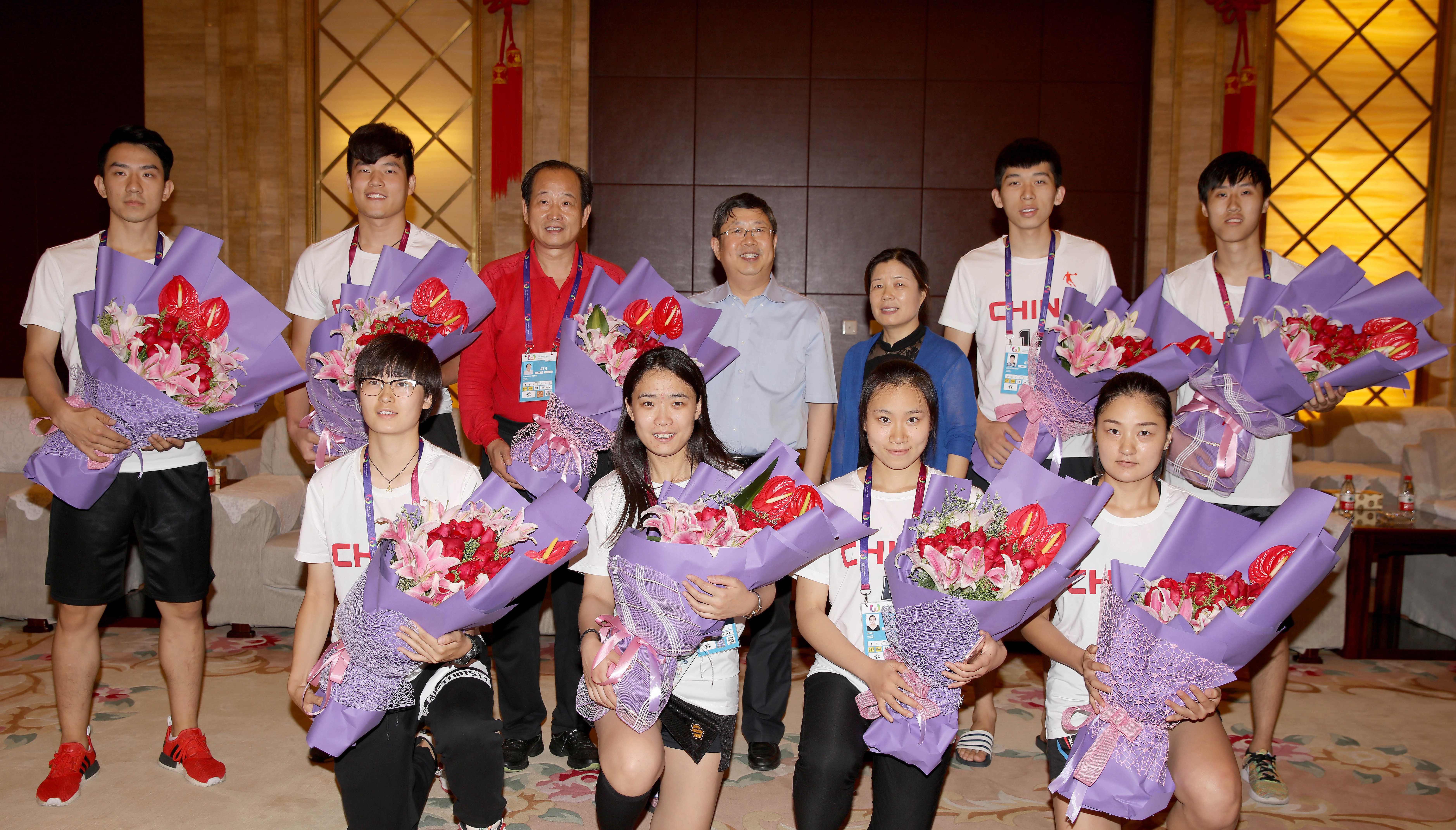 校领导迎接我校荷球队师生载誉归来（图）