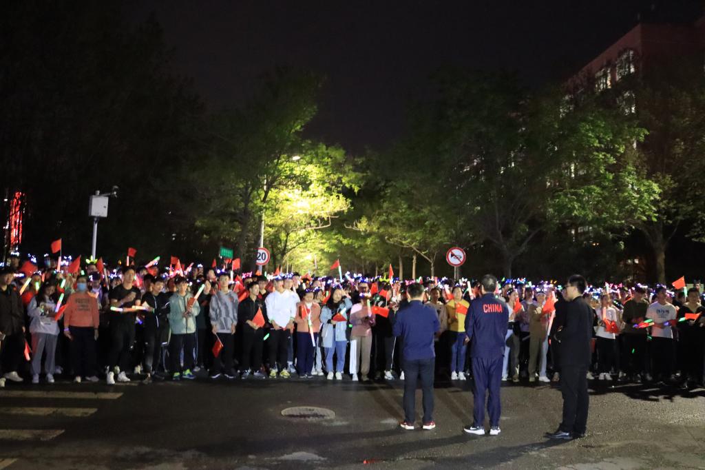 郑州大学举办2021年“青春向党，你我‘郑’young”荧光夜跑活动