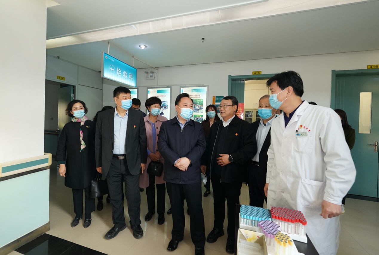 校领导调研教职工健康体检工作