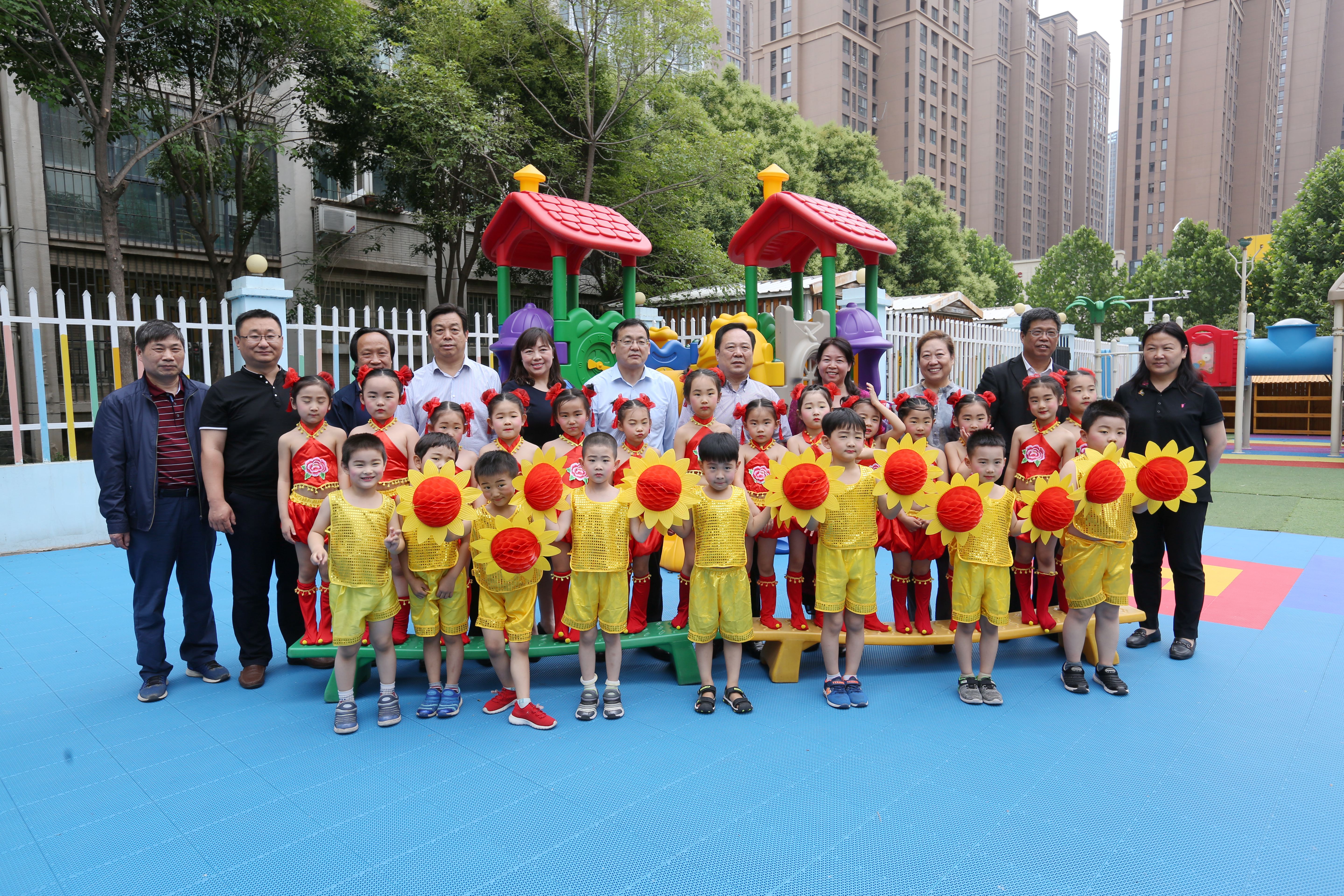 学校领导“六一”前夕走访慰问少年儿童（图）