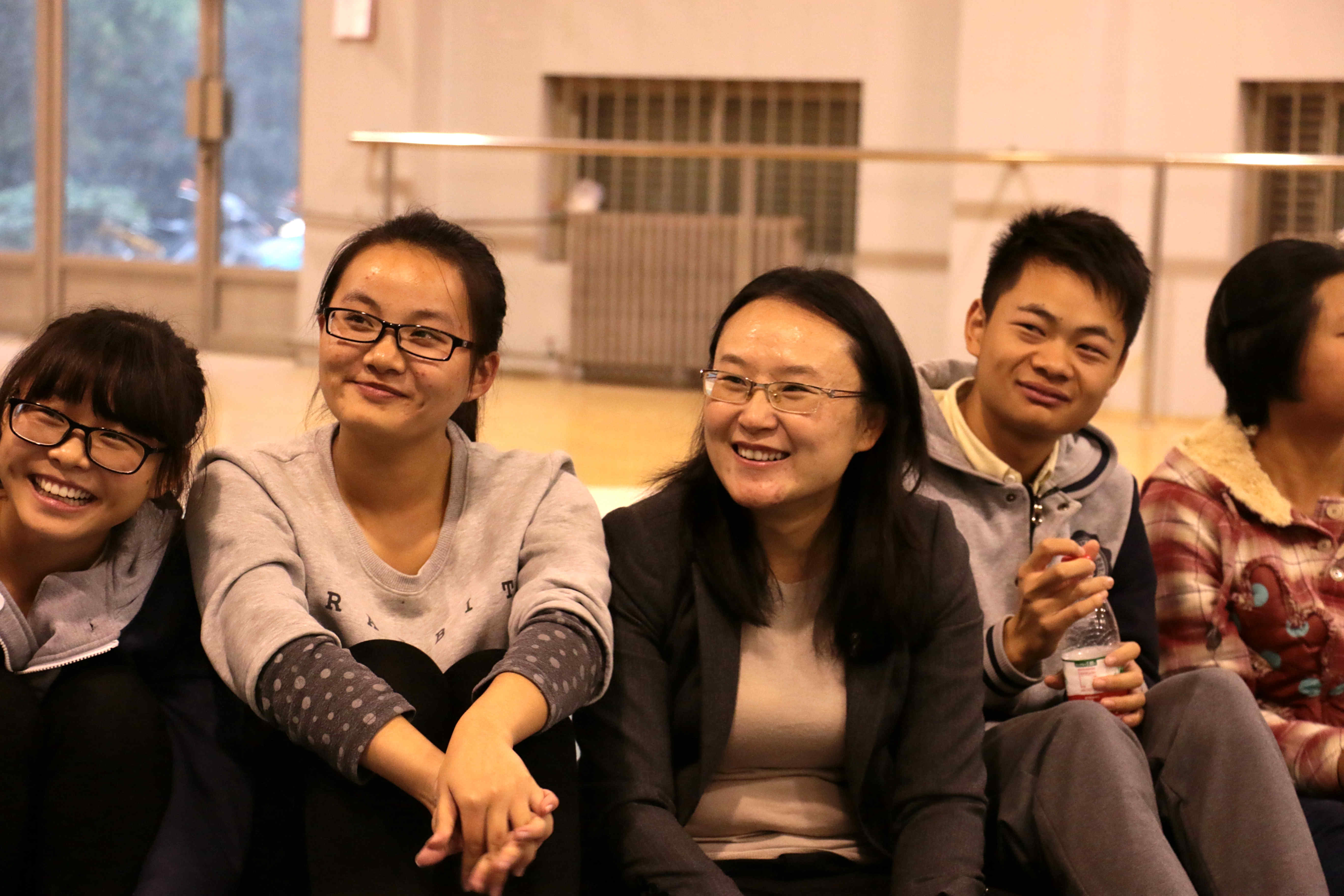 团省委副书记王艺参加郑州大学新闻与传播学院班级主题团日活动