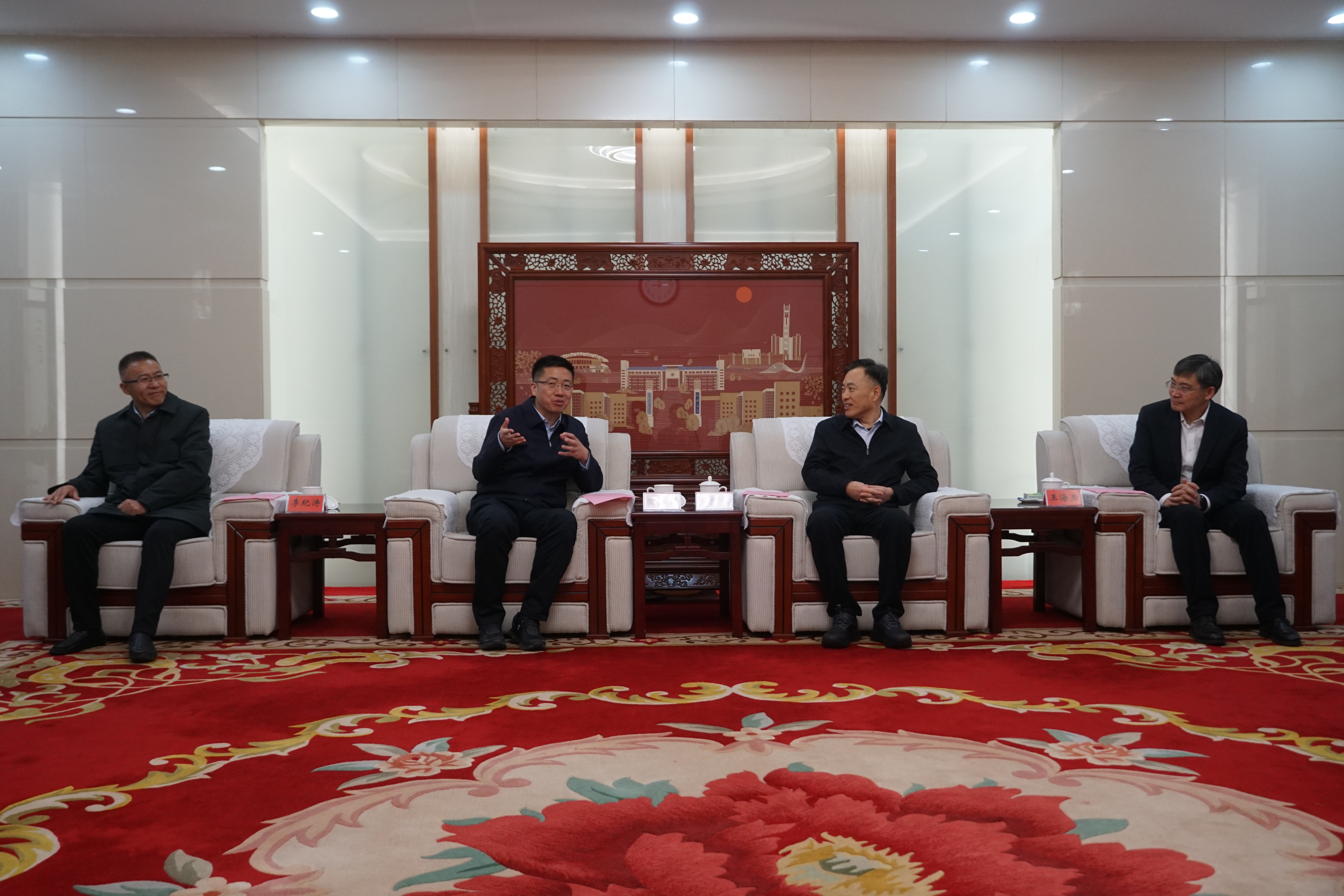 国家广播电视总局无线电台管理局党委书记柳杰一行来校调研