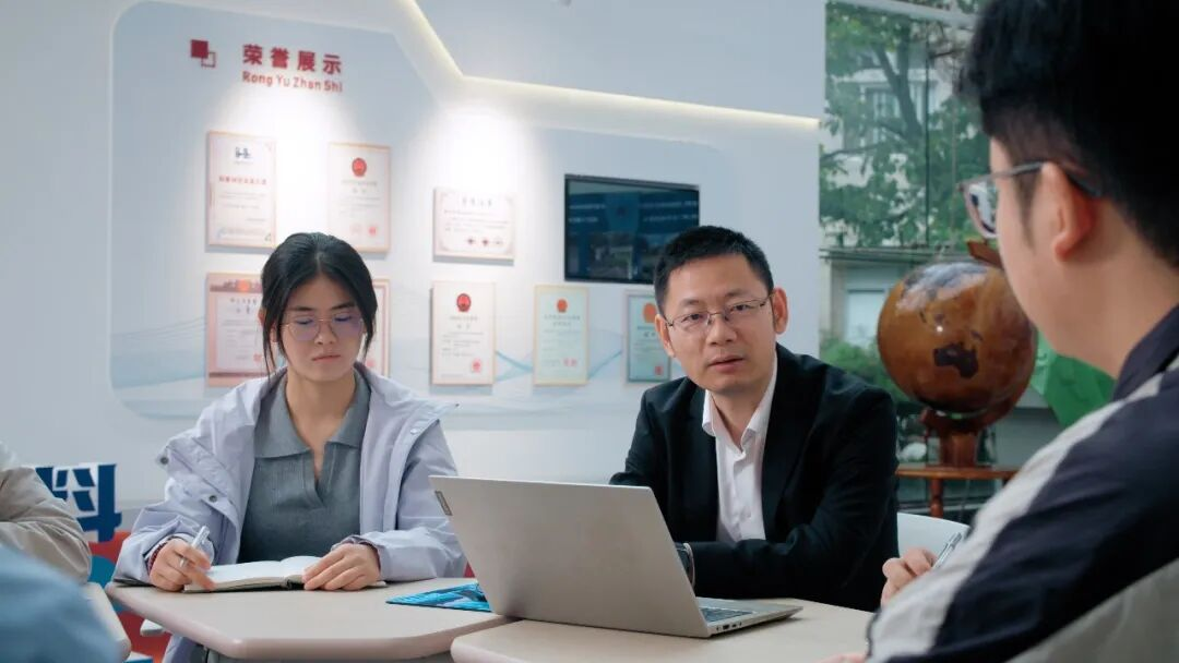 《教育时报》报道郑州大学王海龙教授:“温暖”学生,持续书写“挑战”青春