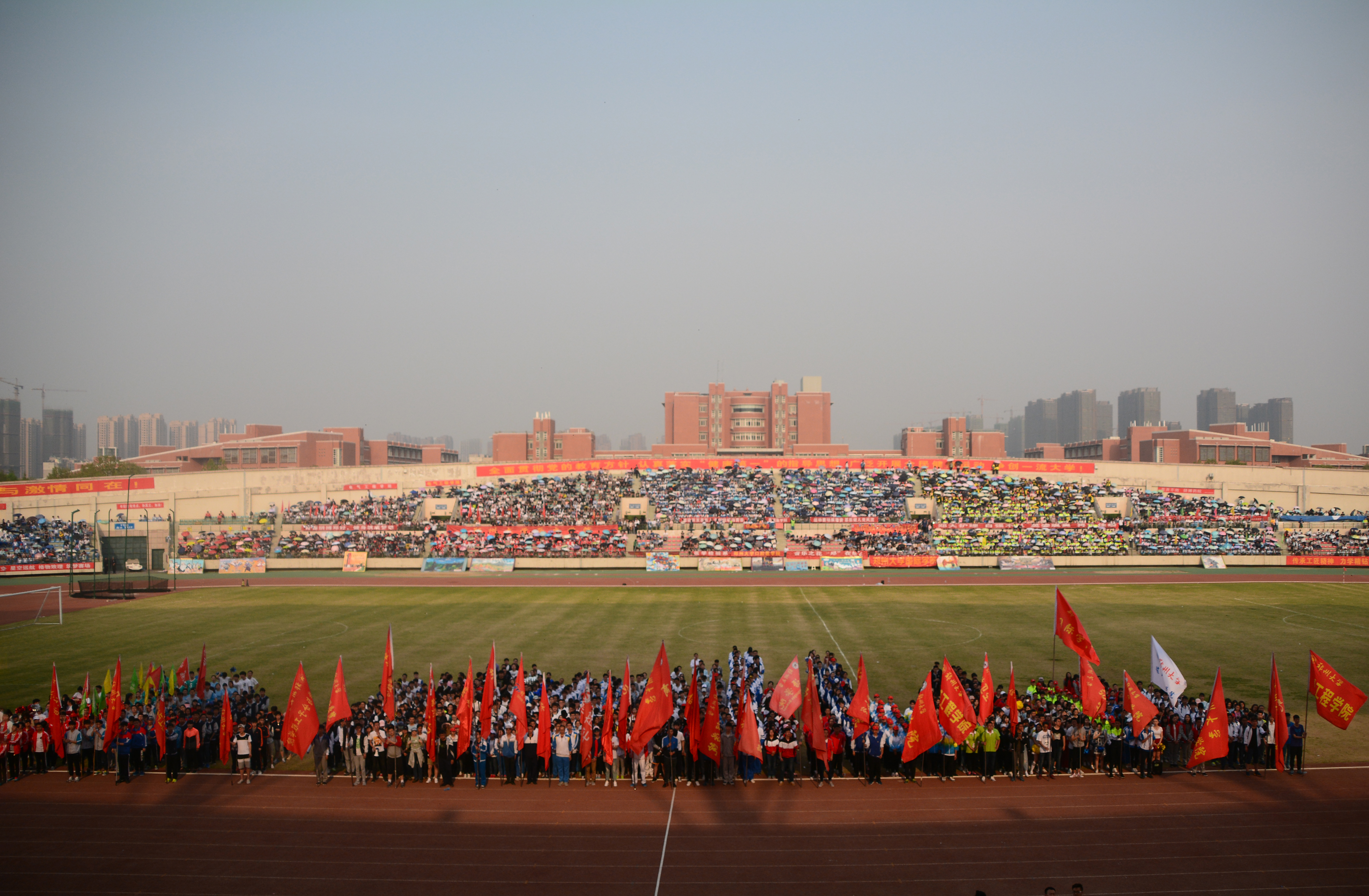 郑州大学2017年“阳光体育田径运动会”圆满闭幕（图）