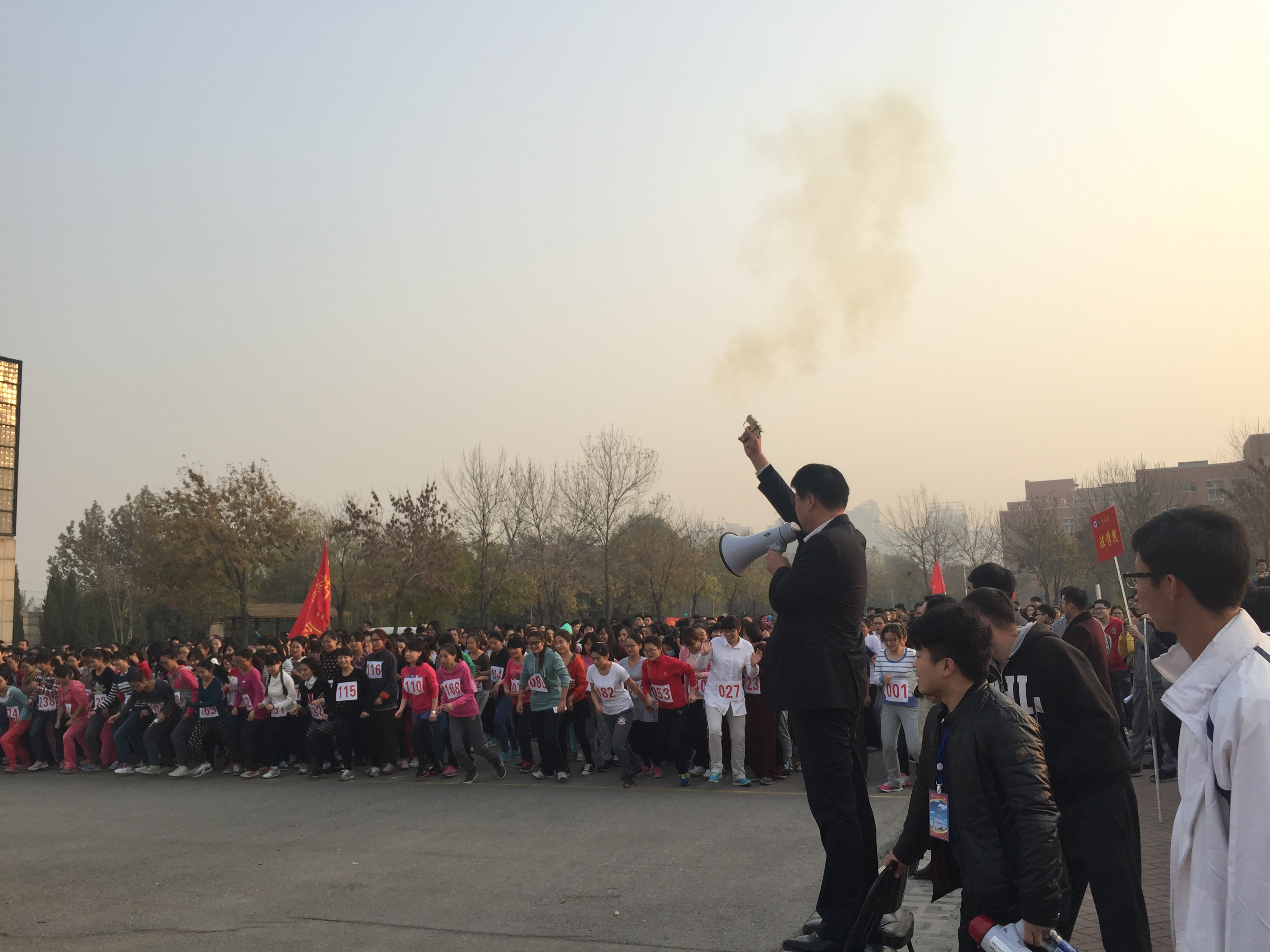 郑州大学举办研究生冬季环校长跑活动