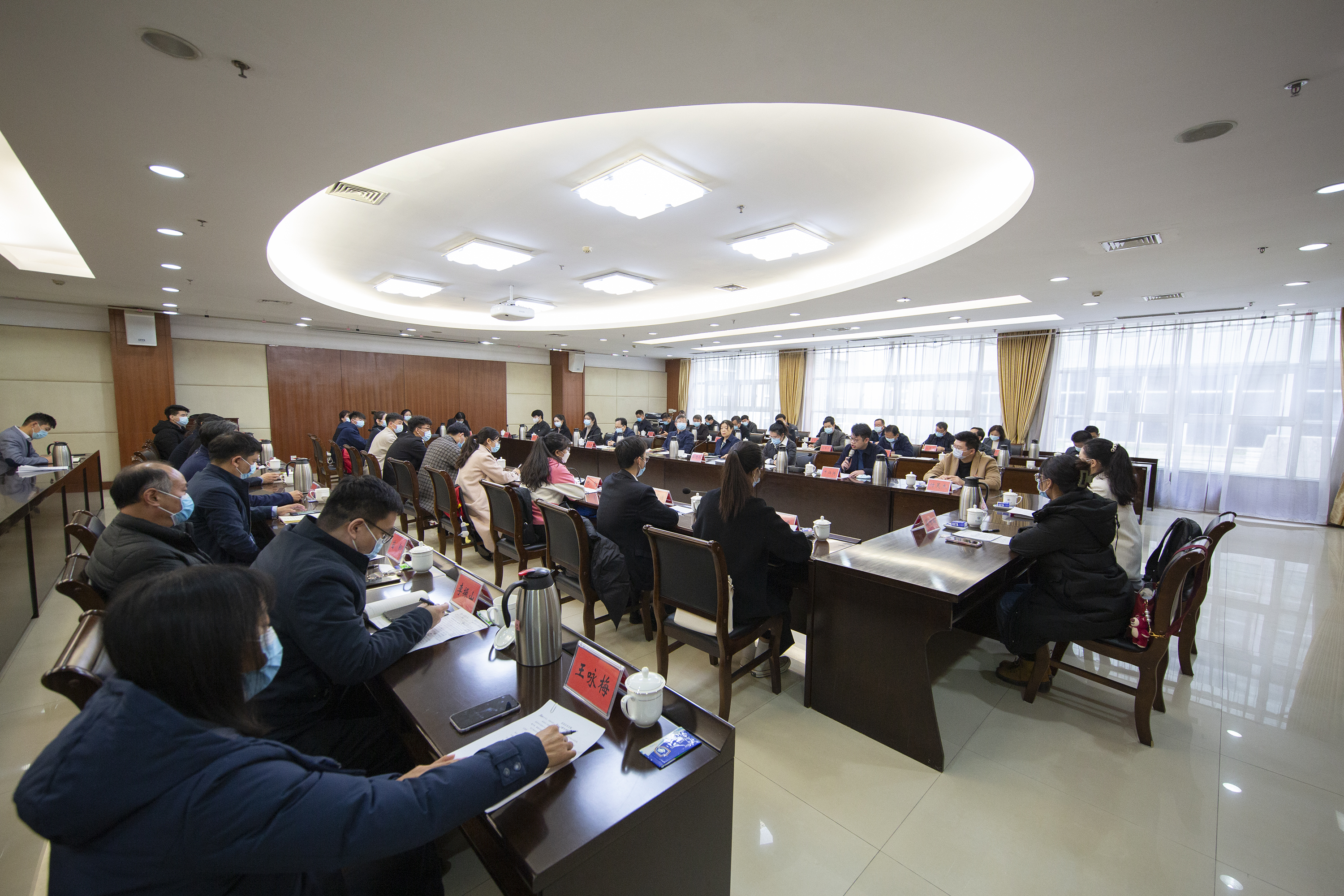 刘炯天主持召开学生代表座谈会
