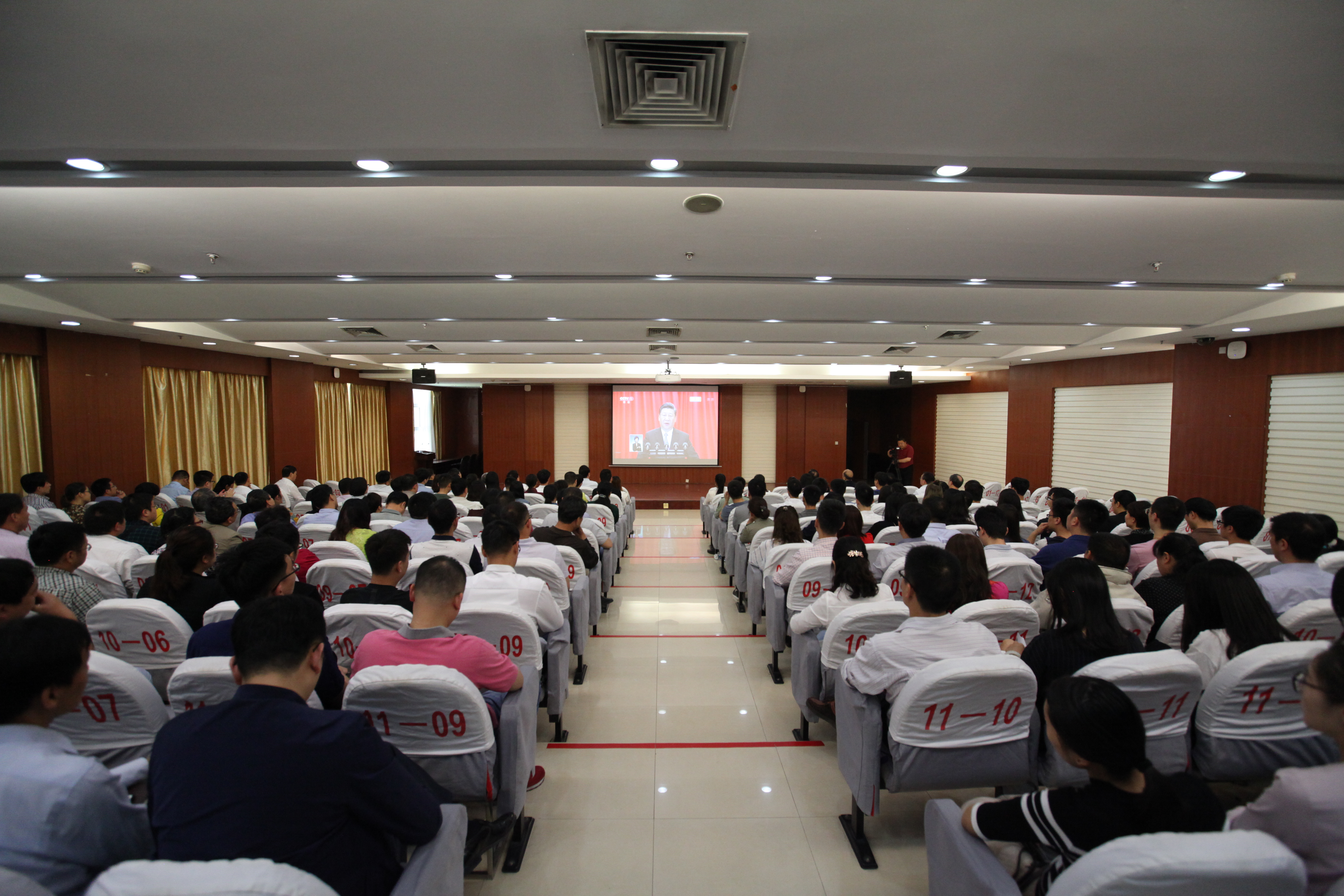 郑州大学认真组织收听收看纪念马克思诞辰200周年大会直播（图）