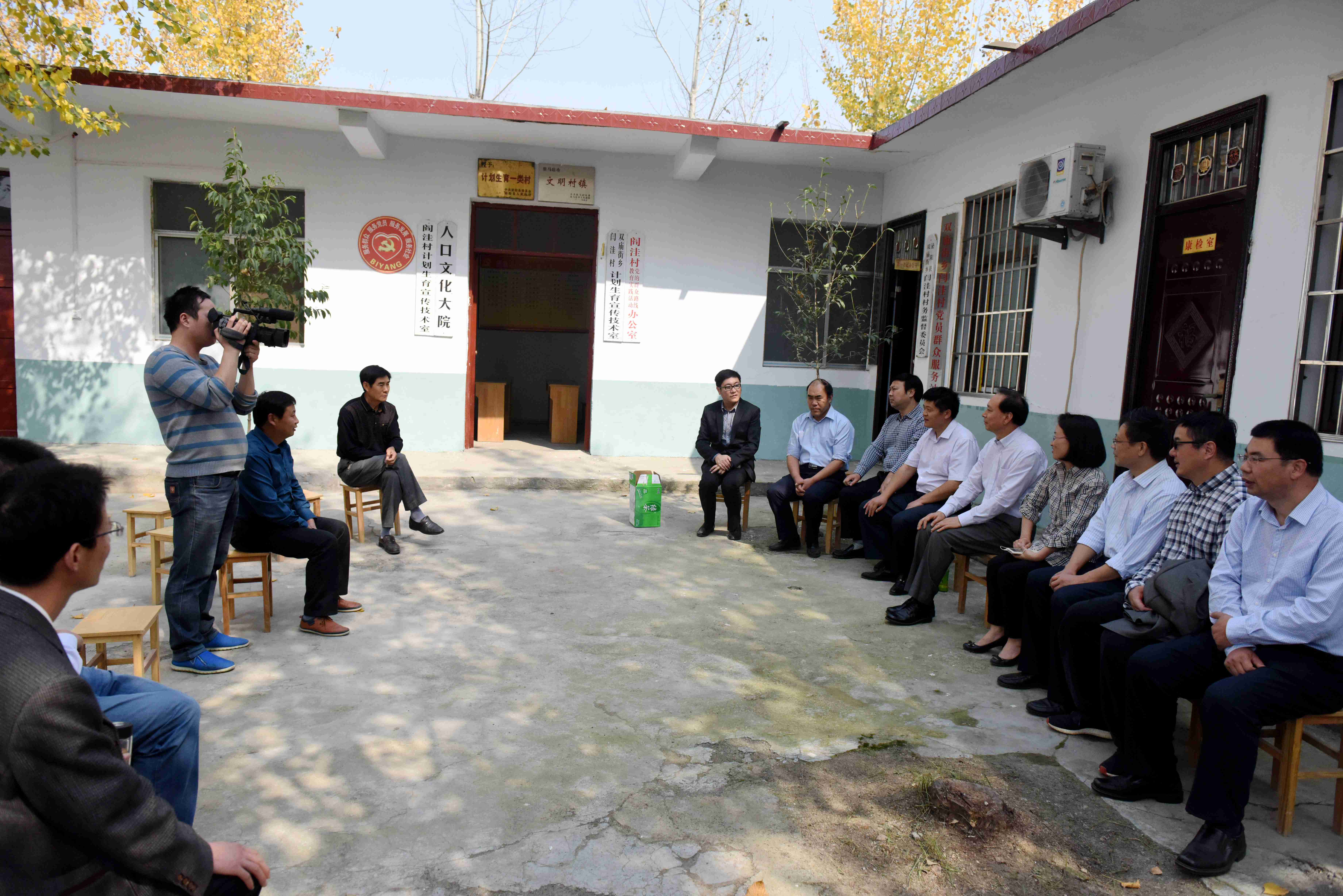 校党委副书记邢莹率队到泌阳县开展扶贫活动