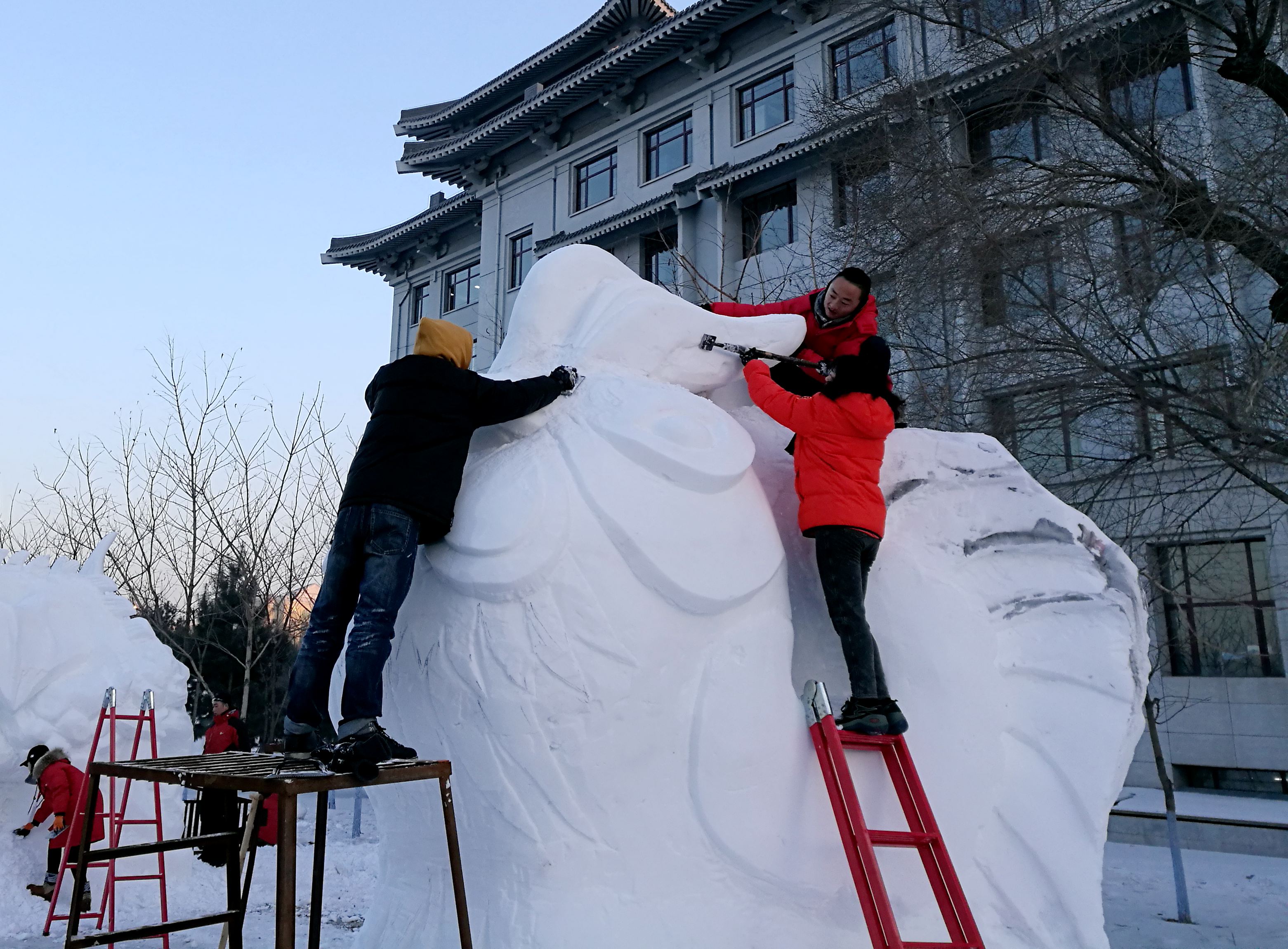 郑州大学雕塑作品在2017第九届国际大学生雪雕大赛中获奖（图）