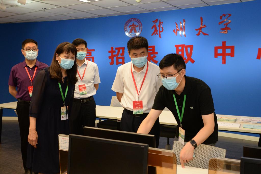 校党委书记宋争辉到现场检查指导我校招生录取工作（图）
