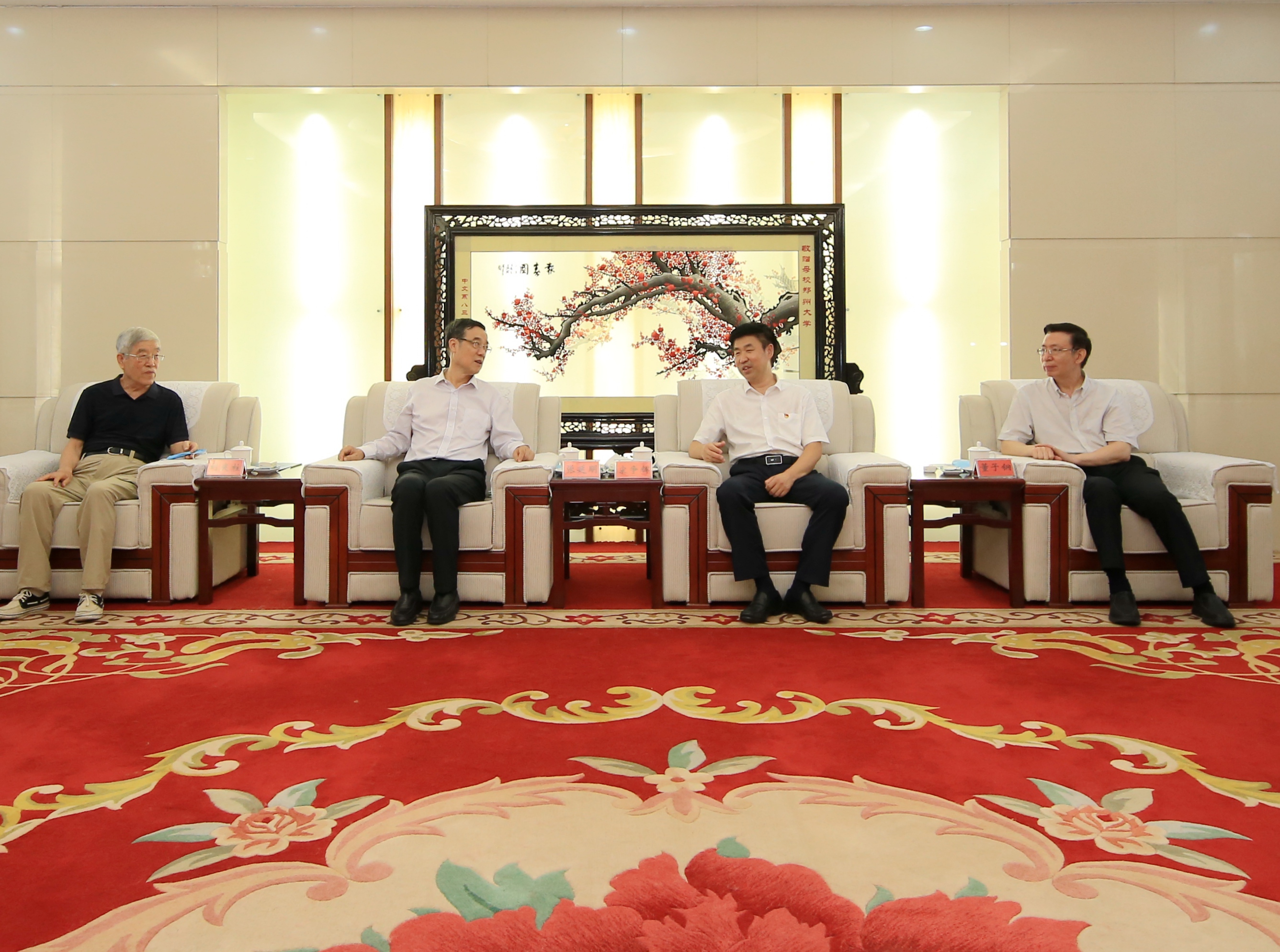 郑州市政协主席张延明一行来校看望慰问专家（图）