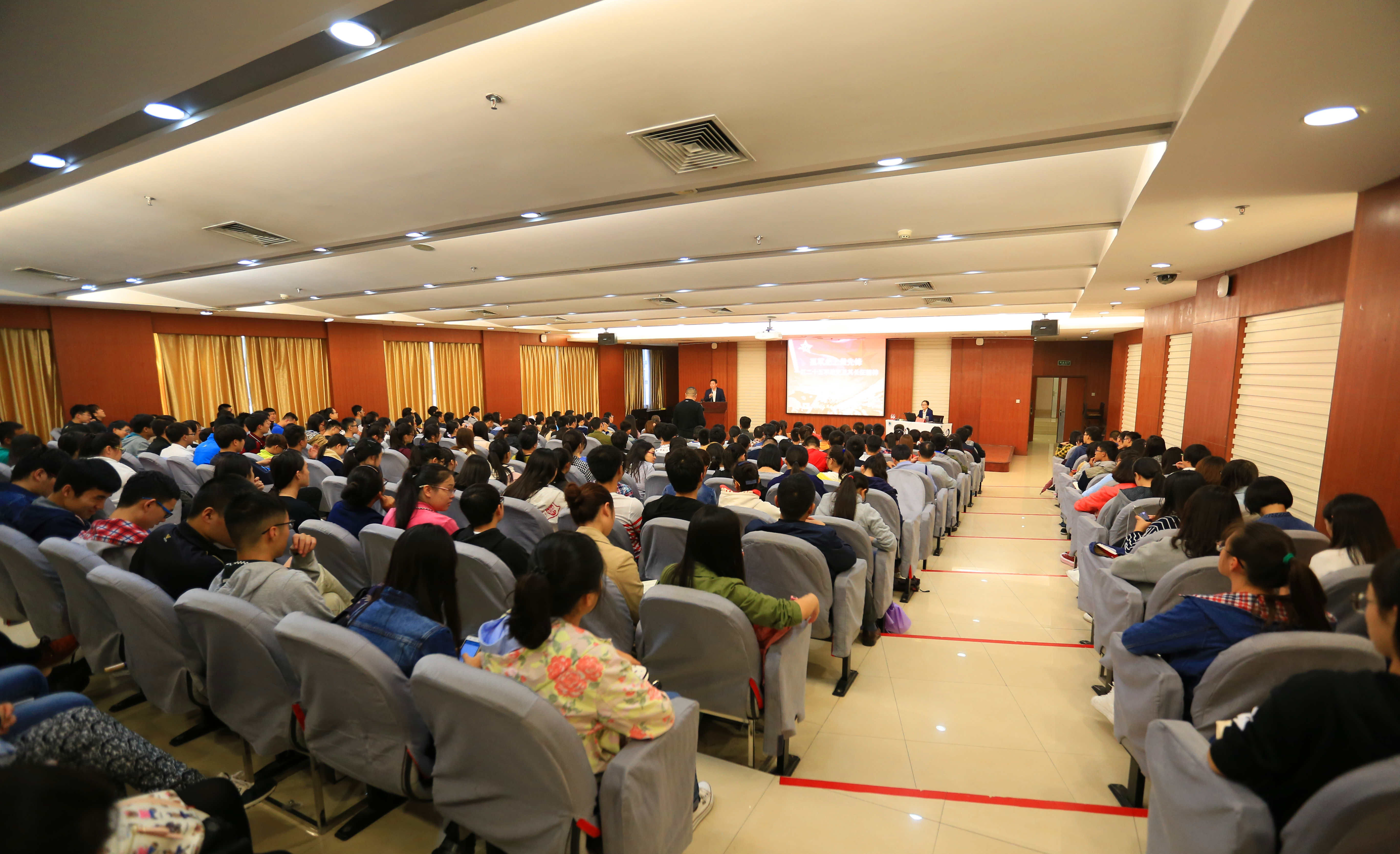 郑州大学举办纪念红军长征胜利80周年专题报告会（图）