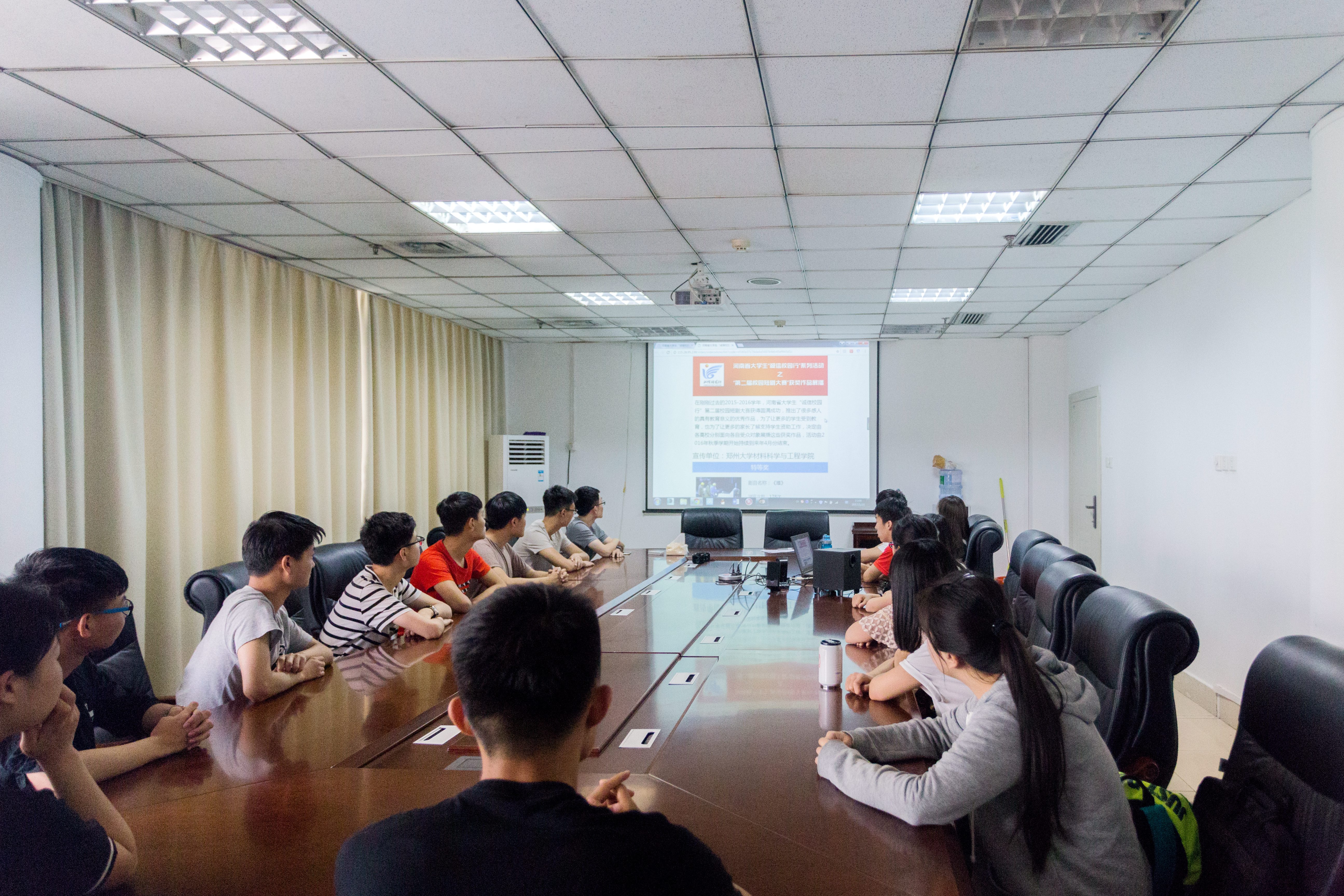 郑州大学师生积极收看河南省大学生“诚信校园行”获奖短剧作品展播（图）