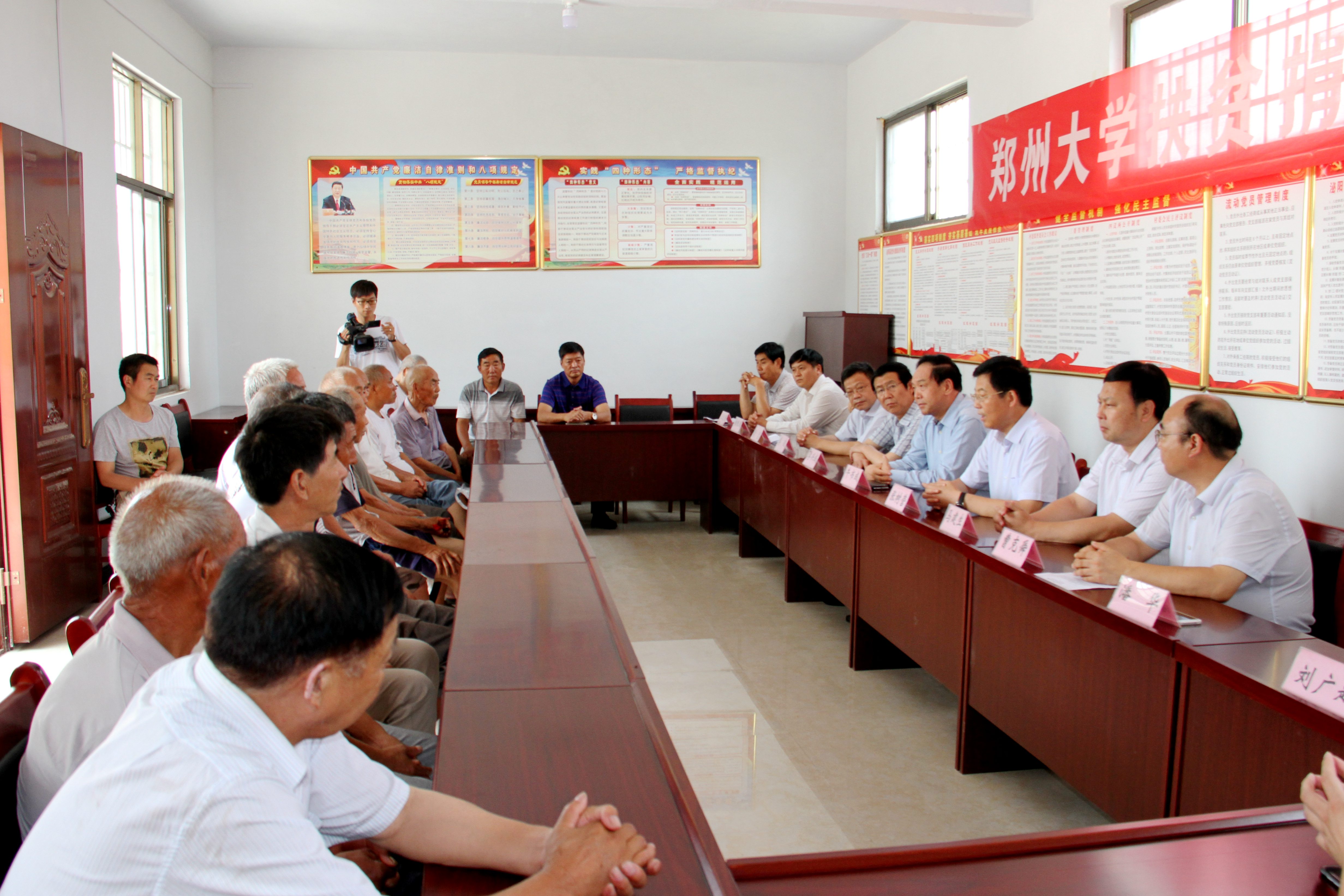 校党委书记牛书成率队赴泌阳县开展扶贫捐赠活动（图）