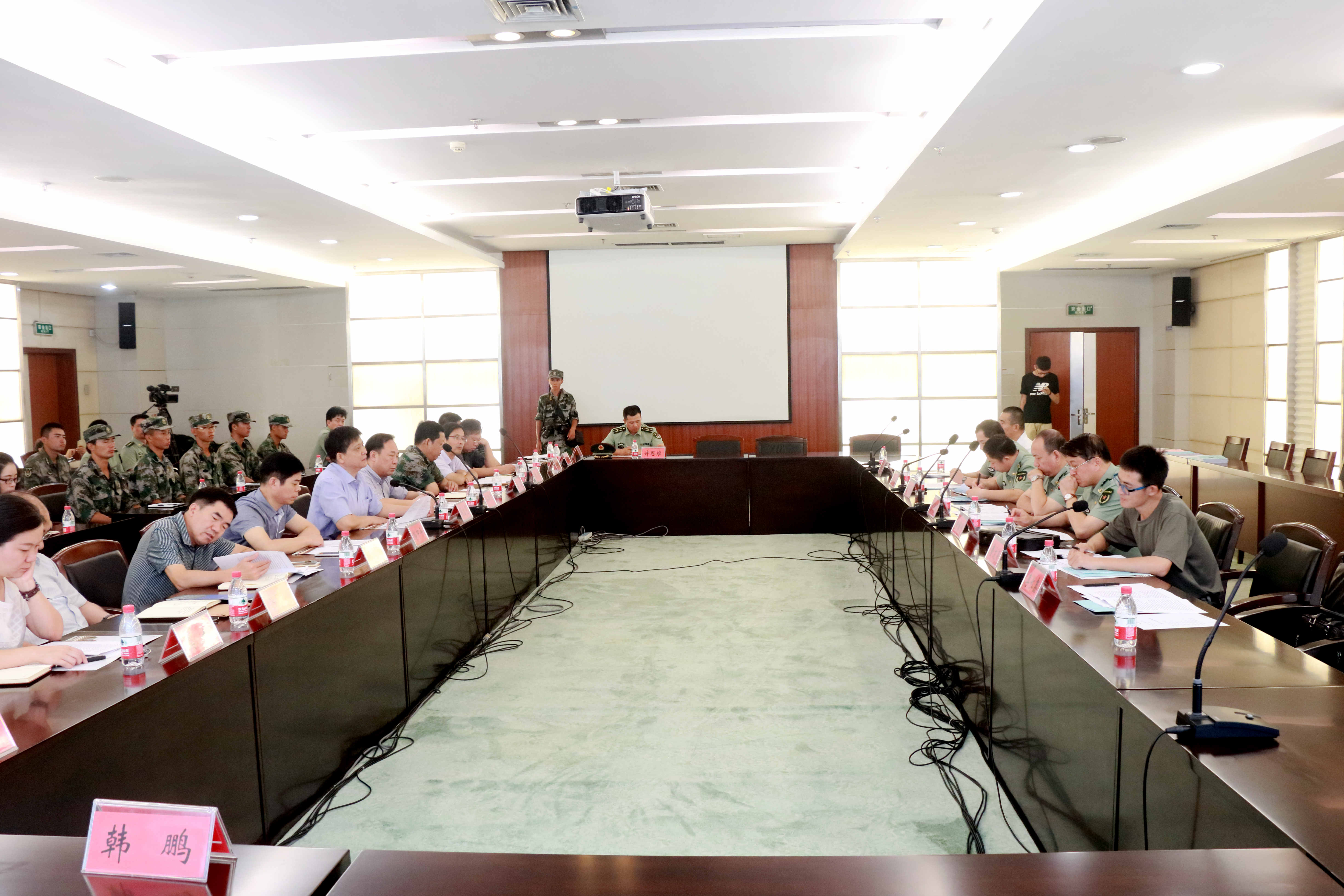 军委大学生军训工作调研组来我校检查指导新生军训工作（图）