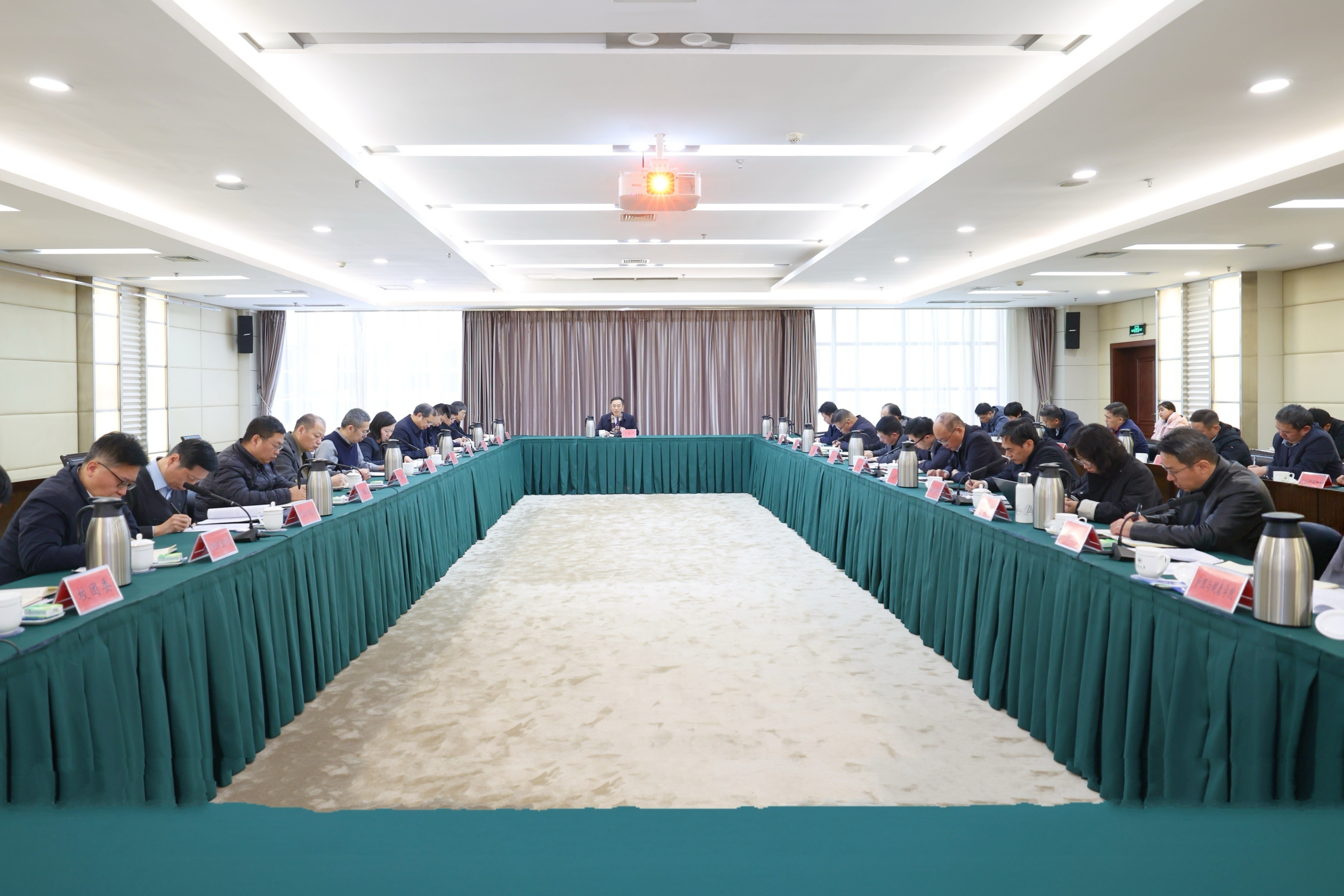 李成伟主持召开AI赋能“创新创业创造创意”促高质量就业座谈会