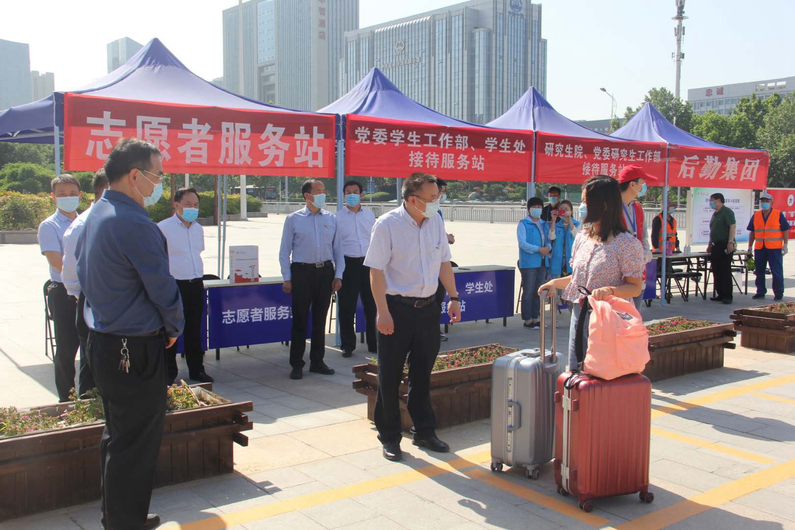 学校迎来第二批学生顺利返校（图）